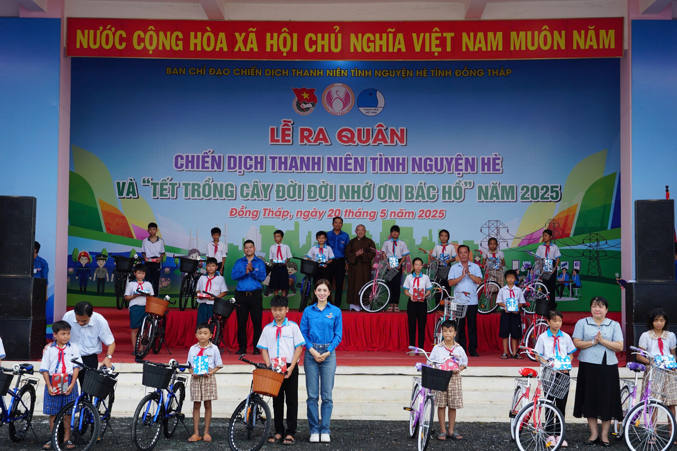 Hoa hậu Việt Nam 2018 Trần Tiểu Vy tặng xe đạp cho học sinh tại Đồng Tháp.