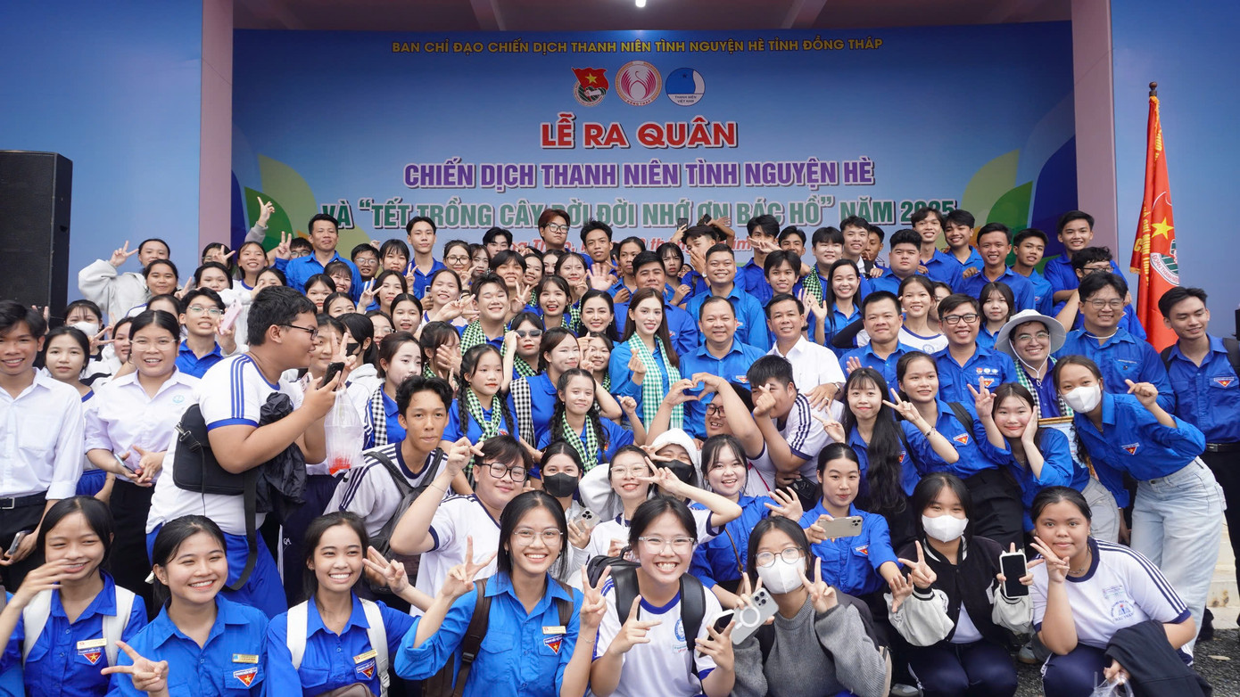 Các em học sinh, thanh niên tình nguyện chụp ảnh cùng lãnh đạo tỉnh Đồng Tháp.