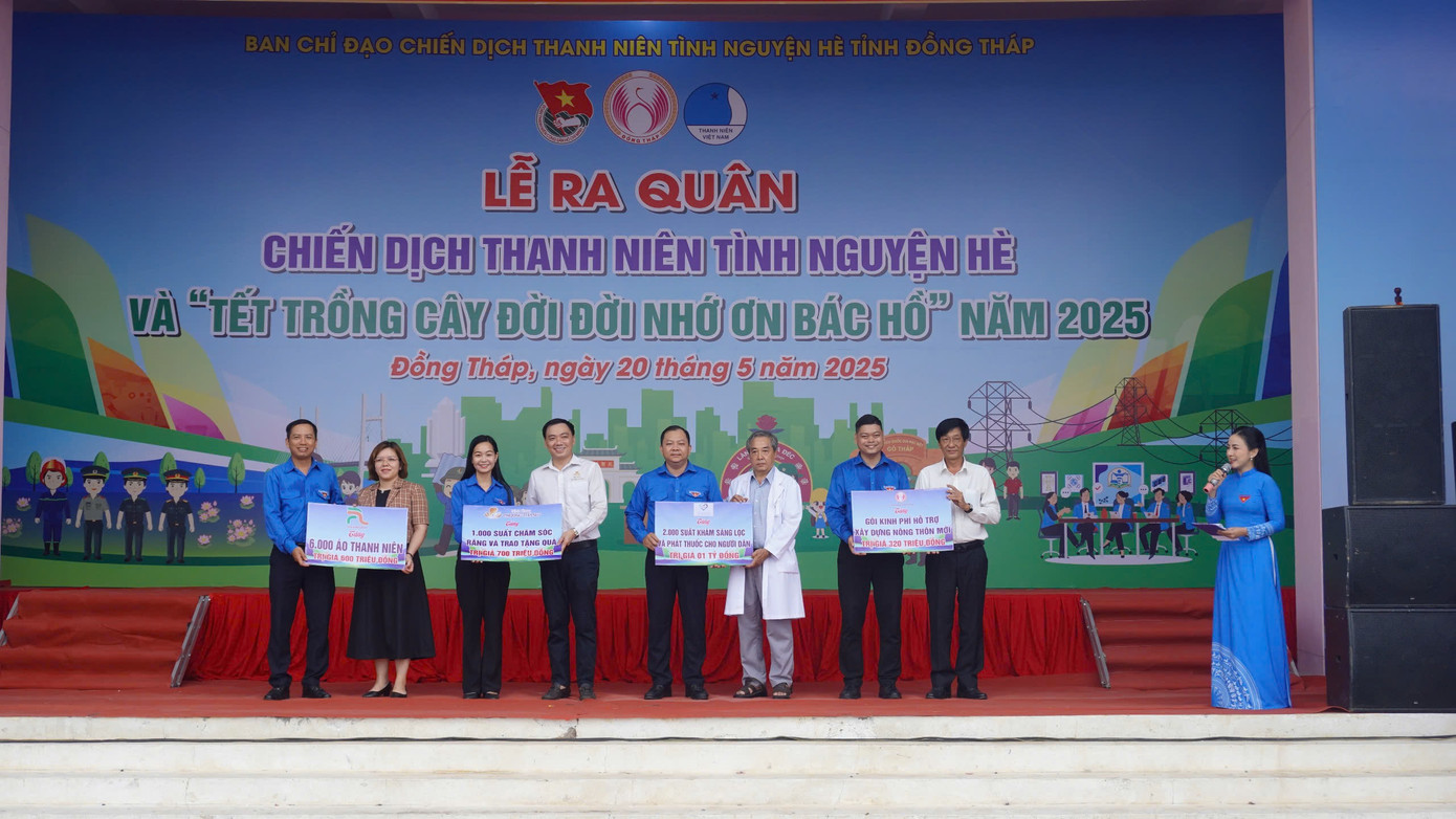 Các đơn vị trao tặng nguồn lực cho Tỉnh Đoàn Đồng Tháp phục vụ an sinh xã hội thực hiện chiến dịch tình nguyện hè 2025.