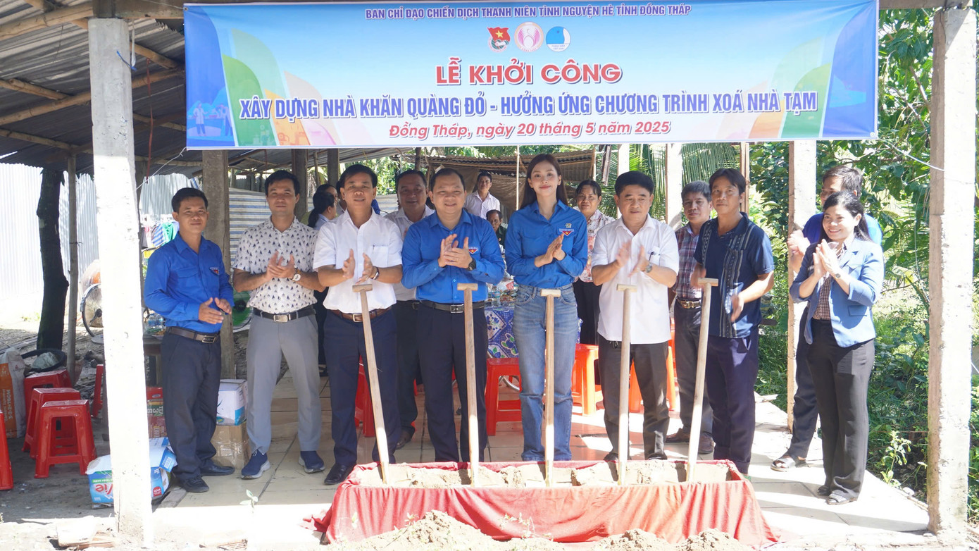 Khởi công xây dựng nhà khăn quàng đỏ cho học sinh khó khăn.