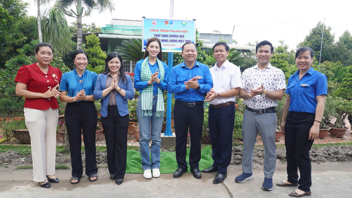 Khánh thành công trình thắp sáng đường quê.