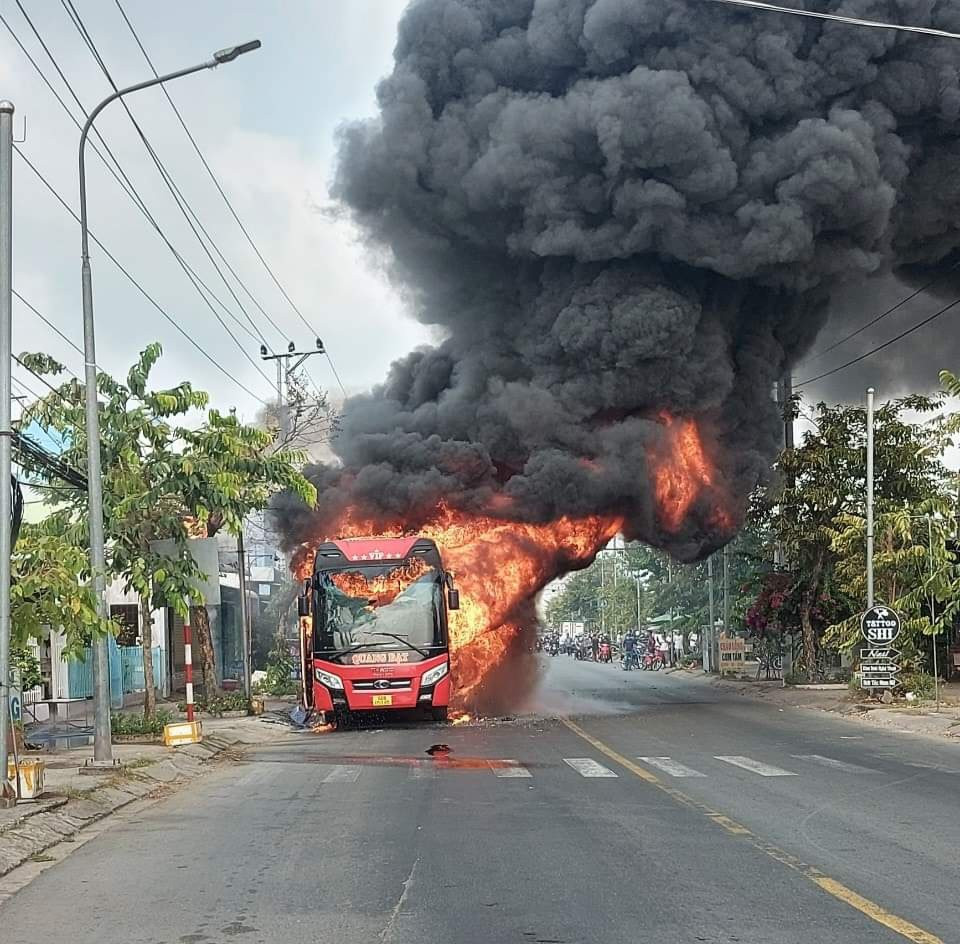 Xe ô tô khách bị bốc cháy. Ảnh: PV Xe ô tô khách bị bốc cháy. Ảnh: PV