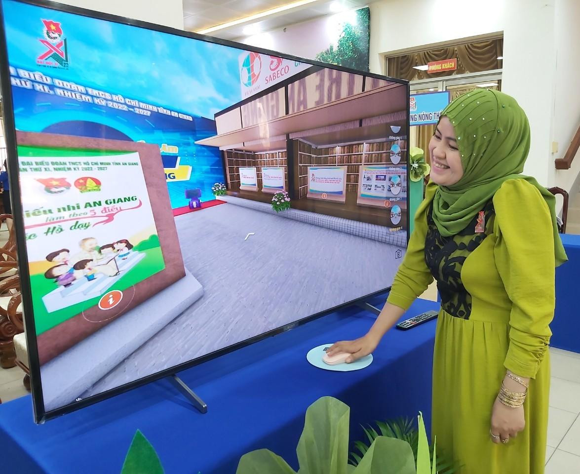 Chị Ru Ha Ni (dân tộc Chăm) đoàn đại biểu huyện Châu Phú trải nghiệm không gian 3D bên lề Đại hội. Ảnh: Hòa Hội