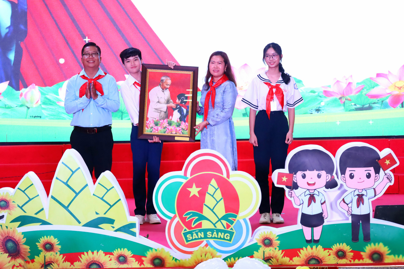 Lãnh đạo UBND thành phố Cần Thơ trao tặng bức tranh “Bác Hồ với thiếu nhi” cho Đại hội.