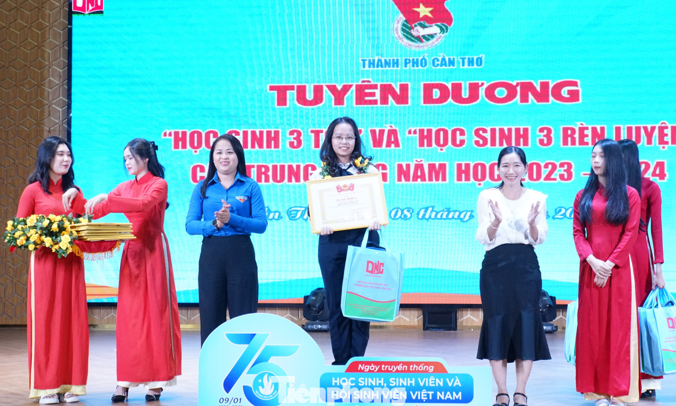 Tuyên dương học sinh 3 tốt và Học sinh 3 rèn luyện. Ảnh: Hòa Hội Tuyên dương học sinh 3 tốt và Học sinh 3 rèn luyện. Ảnh: Hòa Hội