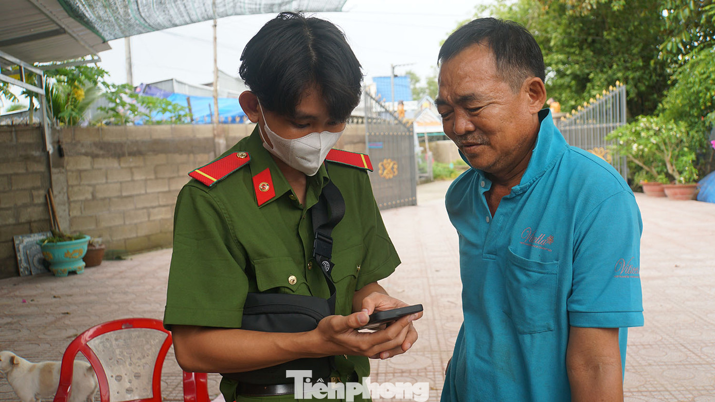 Chiến sĩ công an đến tận nhà hỗ trợ người dân cài đặt ứng dụng VNeID tại xã Vĩnh Trung, thị xã Tịnh Biên.