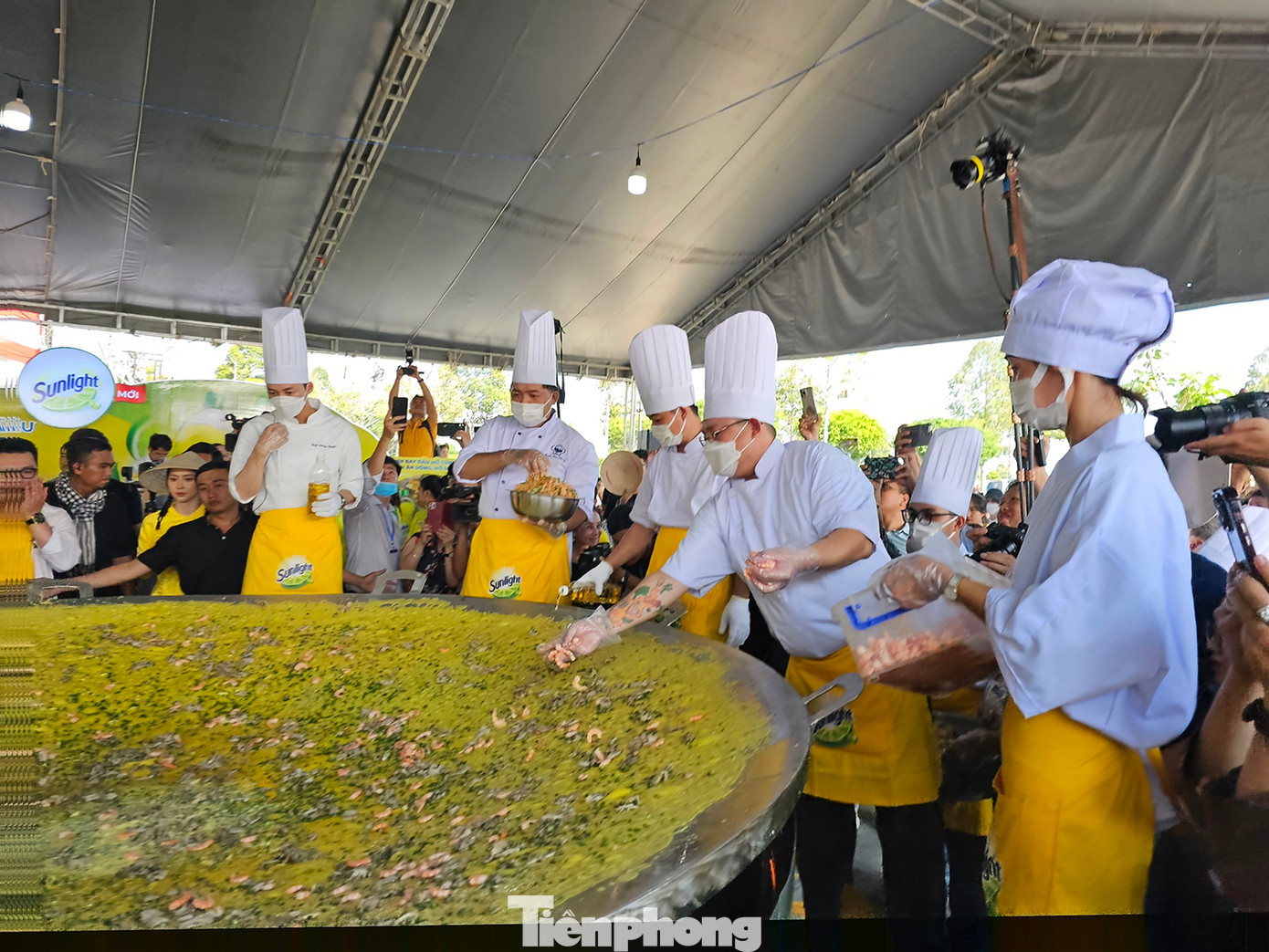 Theo ban tổ chức, có 15 nghệ nhân cùng tham gia đổ bánh xèo. Các thành phần tạo nên chiếc bánh xèo đều được tuyển chọn kỹ càng và đáp ứng các yêu cầu về tươi ngon lẫn an toàn vệ sinh thực phẩm. Ảnh: Hòa Hội.