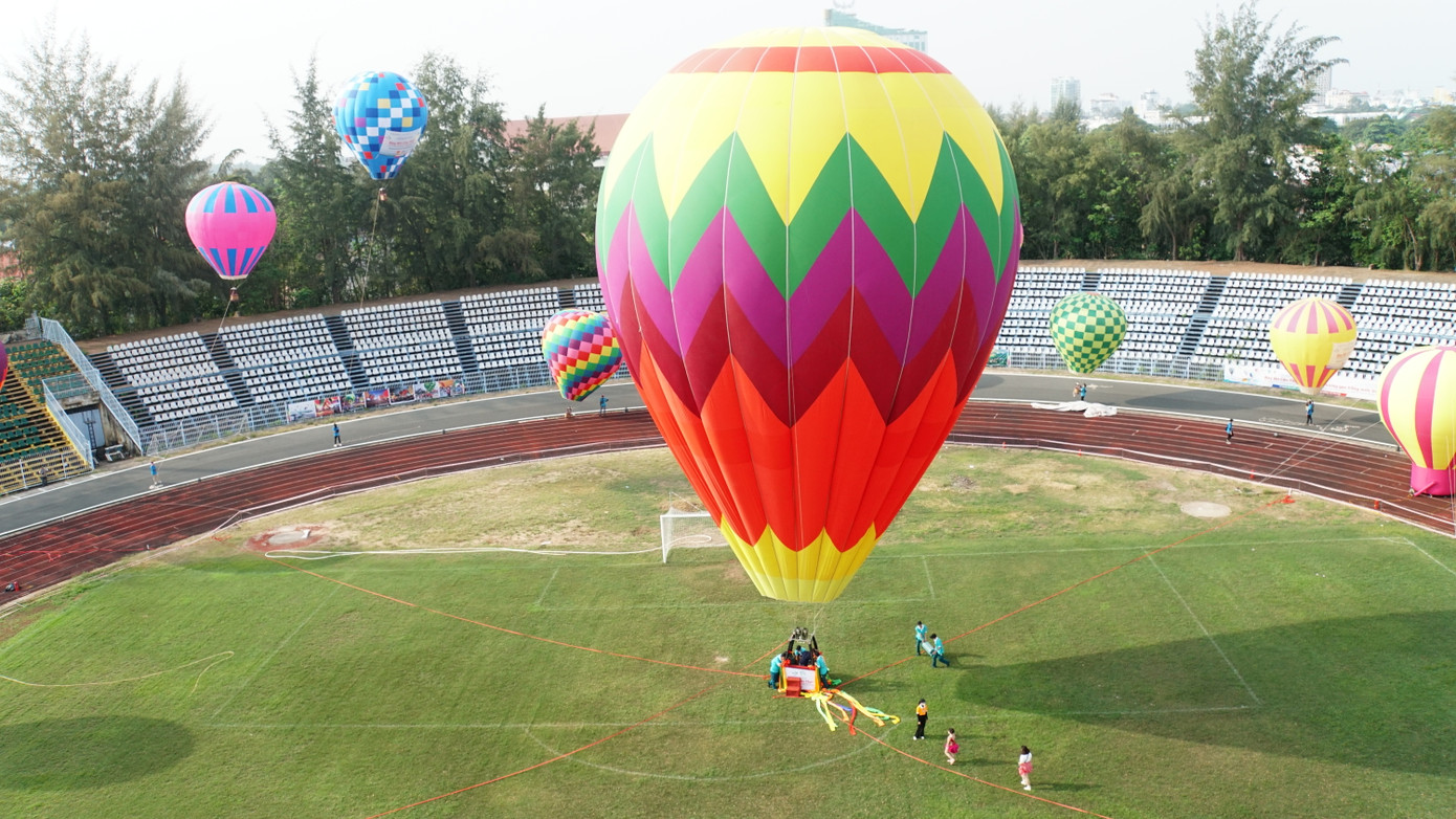 Người dân thỏa sức ngắm nhìn những quả khinh khí cầu đầy sắc màu. Ngoài ra, người dân có thể đăng ký suất bay khinh khí cầu để trải nghiệm cảm giác ngắm nhìn toàn cảnh thành phố từ độ cao 50m thông qua hình thức quét mã QR của Ban tổ chức. Ảnh: An Bình.