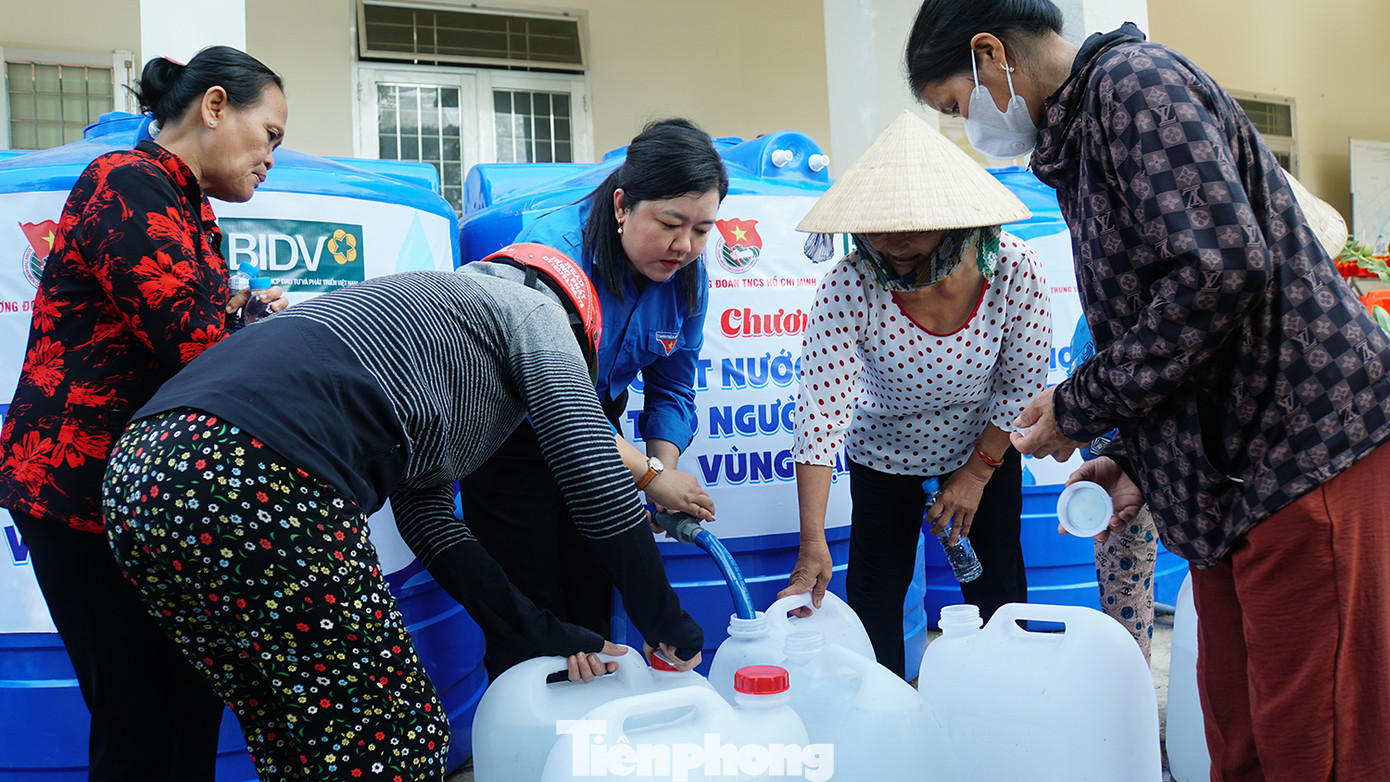 Chị Lâm Như Quỳnh - Bí thư Tỉnh Đoàn Bến Tre cho biết, Bến Tre cũng như nhiều tỉnh miền Tây đang chịu ảnh hưởng xâm nhập mặn sâu, kéo dài. Tỉnh đã chủ động có giải pháp ứng phó nên tình trạng khó khăn đã không như đợt mặn nhiều năm trước, tuy nhiên vẫn còn tình trạng bà con thiếu nước ngọt cục bộ ở nhiều địa phương. Vì vậy từ đầu tháng 4 tới nay Đoàn các cấp trong tỉnh đã thành lập các đội thanh niên xung kích giúp vận chuyển nước ngọt cho bà con khó khăn, người già, neo đơn và vận động bồn chứa, nước ngọt sinh hoạt, nước uống cho người dân vùng mặn. Ảnh: Hòa Hội