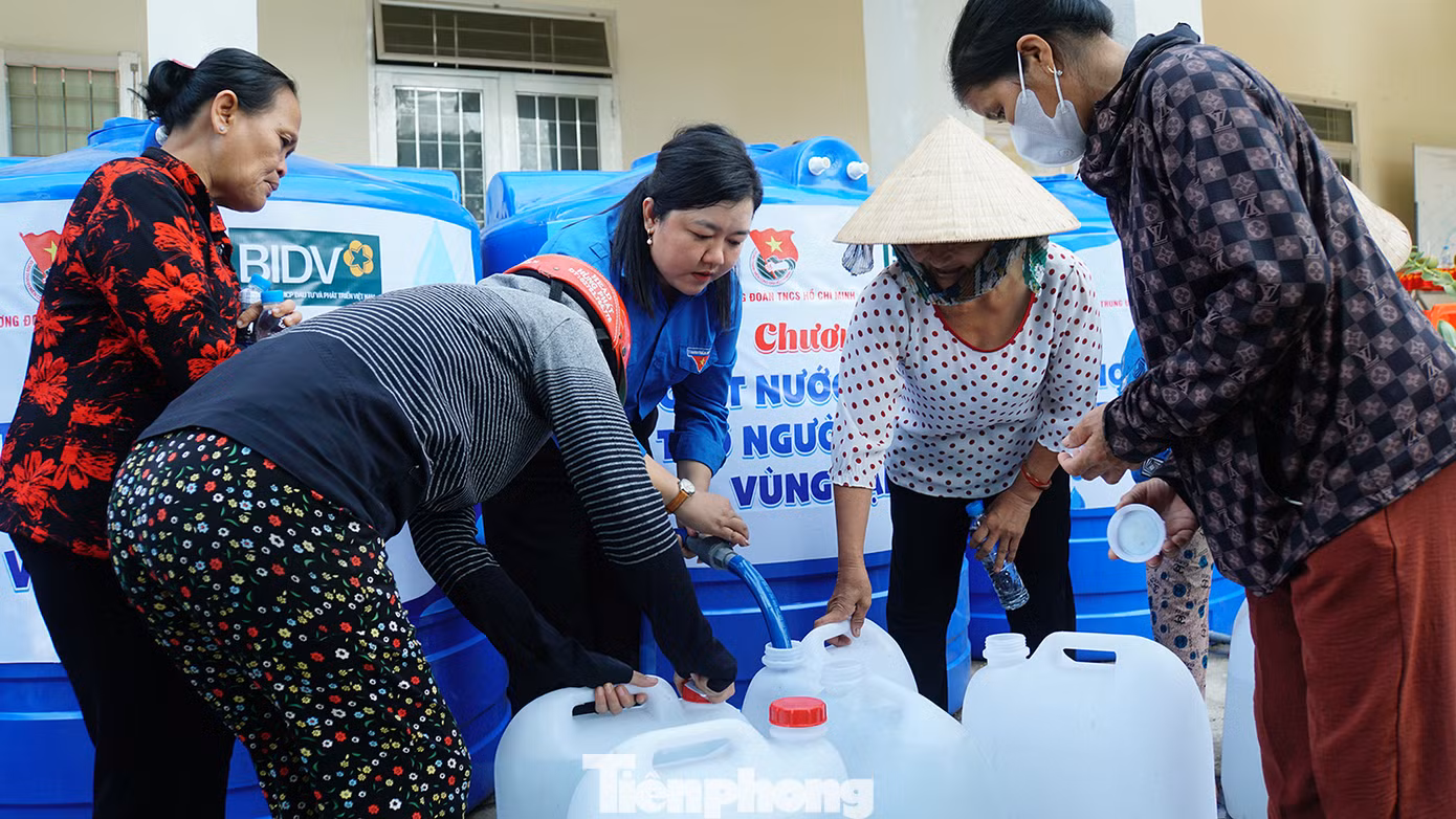 Chị Lâm Như Quỳnh - Bí thư Tỉnh Đoàn Bến Tre cho biết, Bến Tre cũng như nhiều tỉnh miền Tây đang chịu ảnh hưởng xâm nhập mặn sâu, kéo dài. Tỉnh đã chủ động có giải pháp ứng phó nên tình trạng khó khăn đã không như đợt mặn nhiều năm trước, tuy nhiên vẫn còn tình trạng bà con thiếu nước ngọt cục bộ ở nhiều địa phương. Vì vậy từ đầu tháng 4 tới nay Đoàn các cấp trong tỉnh đã thành lập các đội thanh niên xung kích giúp vận chuyển nước ngọt cho bà con khó khăn, người già, neo đơn và vận động bồn chứa, nước ngọt sinh hoạt, nước uống cho người dân vùng mặn. Ảnh: Hòa Hội