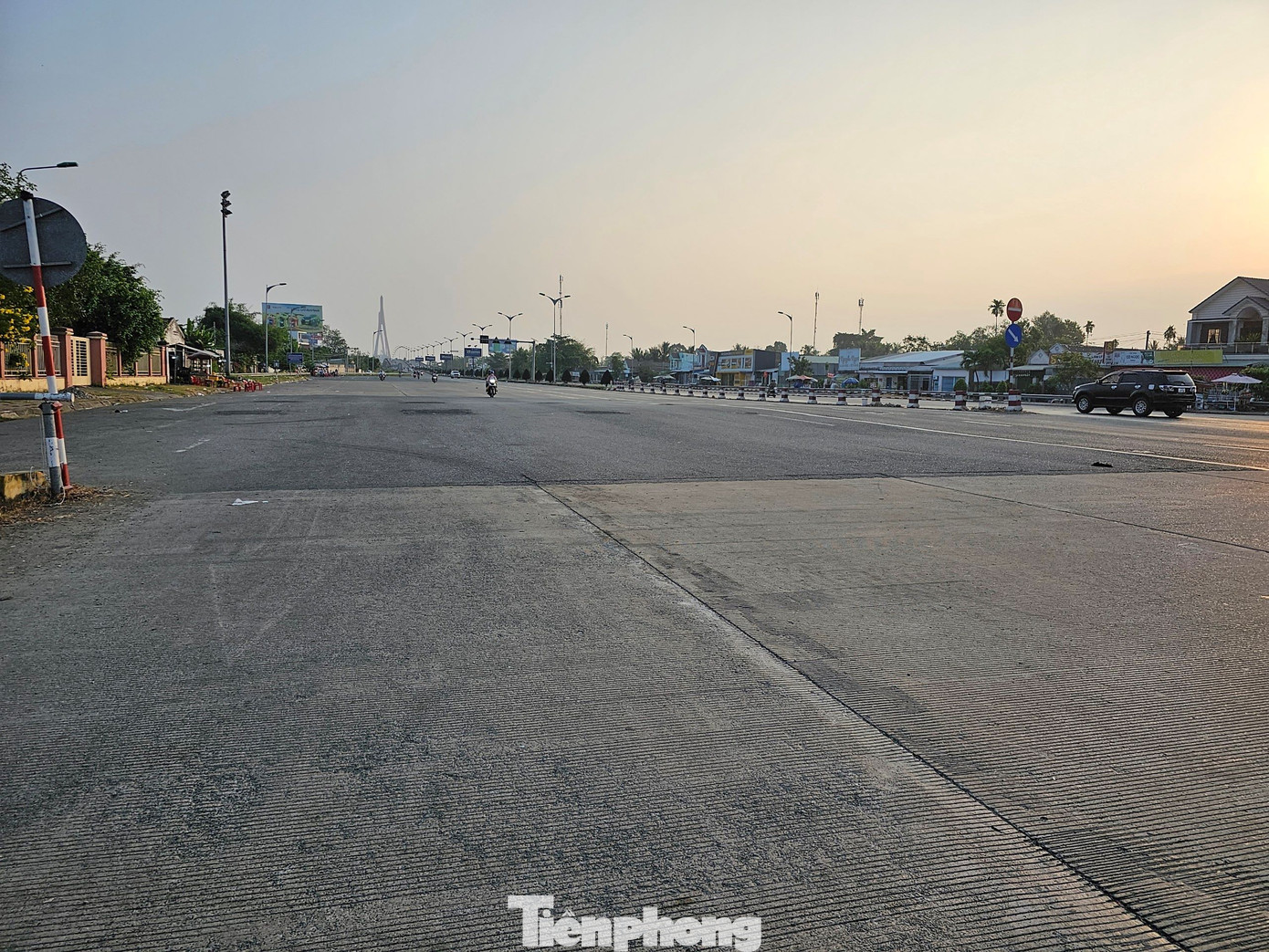 Đường dẫn cầu Cần Thơ trên quốc lộ 1A, hướng từ Vĩnh Long về trung tâm thành phố Cần Thơ vắng phương tiện vào sáng sớm ngày đầu năm. Hình ảnh này trái ngược với những ngày trước với cảnh dòng xe gắn máy nối đuôi nhau về quê ăn Tết. Ảnh: Hòa Hội