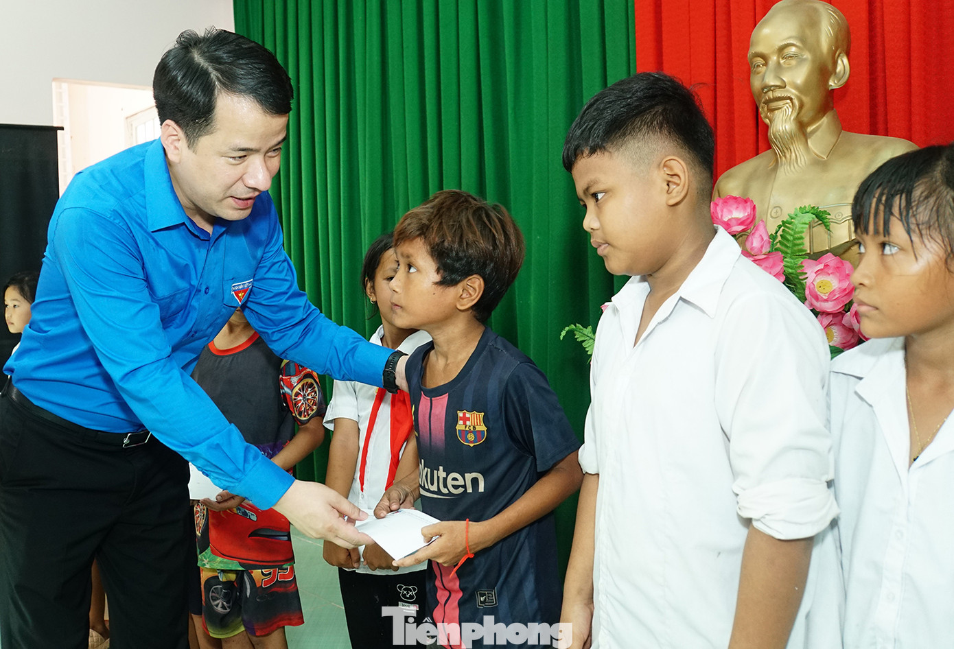 Anh Ngô Văn Cương tặng quà cho học sinh tại Trà Vinh. Ảnh: Hòa Hội