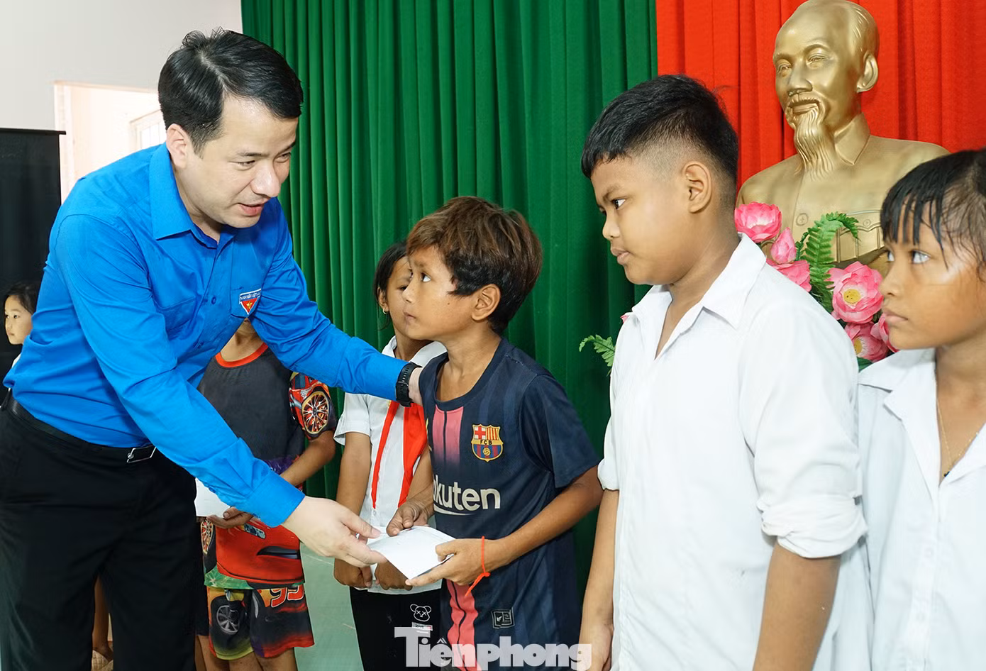 Anh Ngô Văn Cương tặng quà cho học sinh tại Trà Vinh. Ảnh: Hòa Hội Anh Ngô Văn Cương tặng quà cho học sinh tại Trà Vinh. Ảnh: Hòa Hội