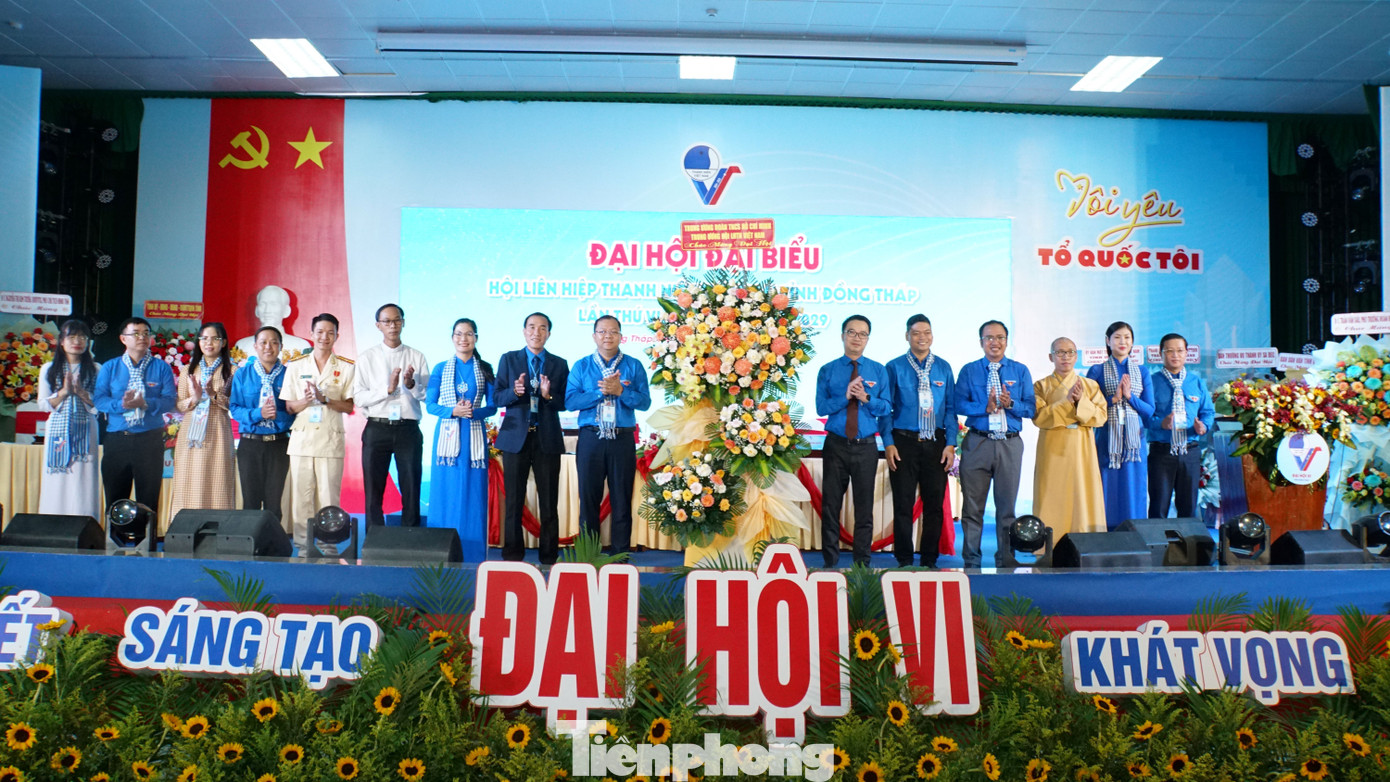 Bí thư Trung ương Đoàn tặng hoa chúc mừng đại hội. Ảnh: Hòa Hội