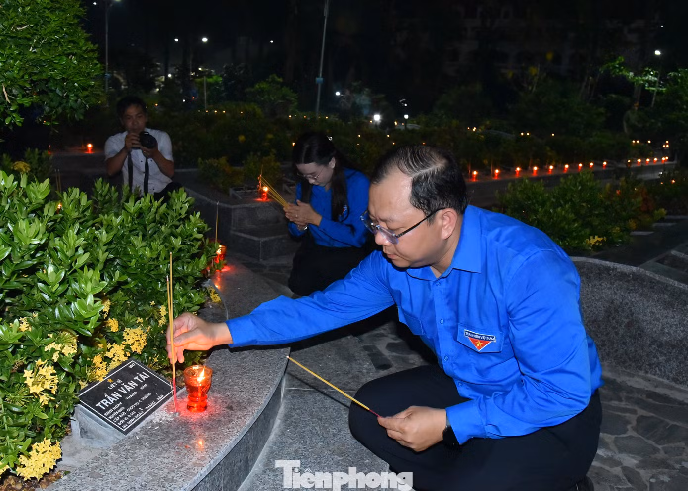 Anh Huỳnh Minh Thức - Bí thư Tỉnh Đoàn Đồng Tháp thắp nhang phần mộ anh hùng liệt sĩ. Ảnh: Hòa Hội