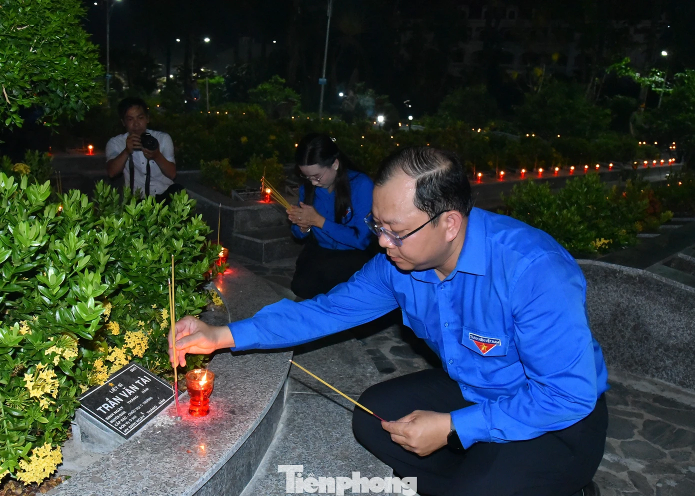 Anh Huỳnh Minh Thức - Bí thư Tỉnh Đoàn Đồng Tháp thắp nhang phần mộ anh hùng liệt sĩ. Ảnh: Hòa Hội
