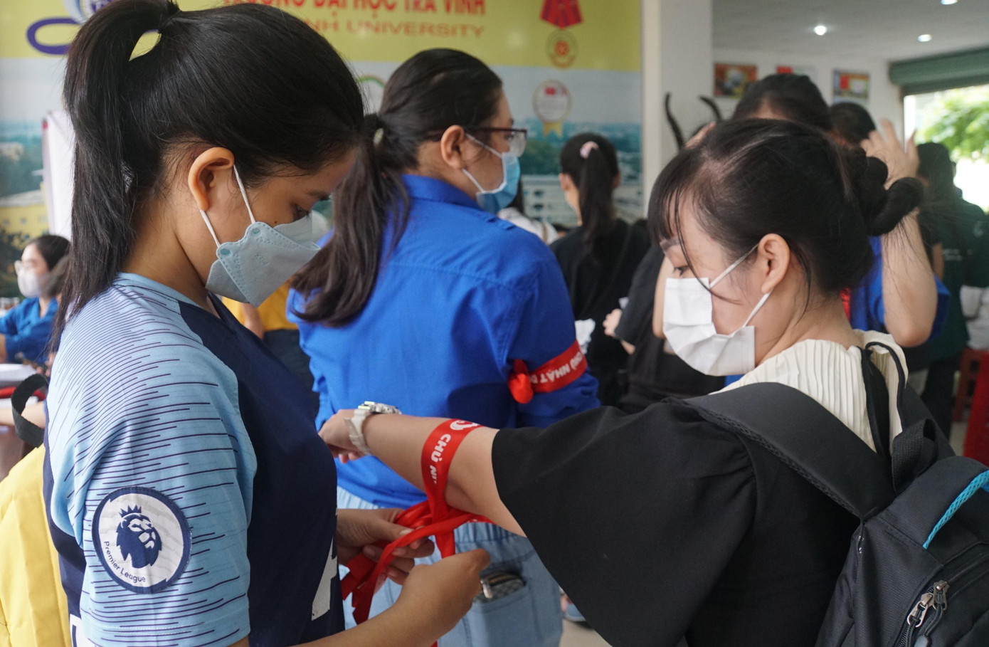 Các bạn trẻ hào hứng tham gia Chủ nhật Đỏ