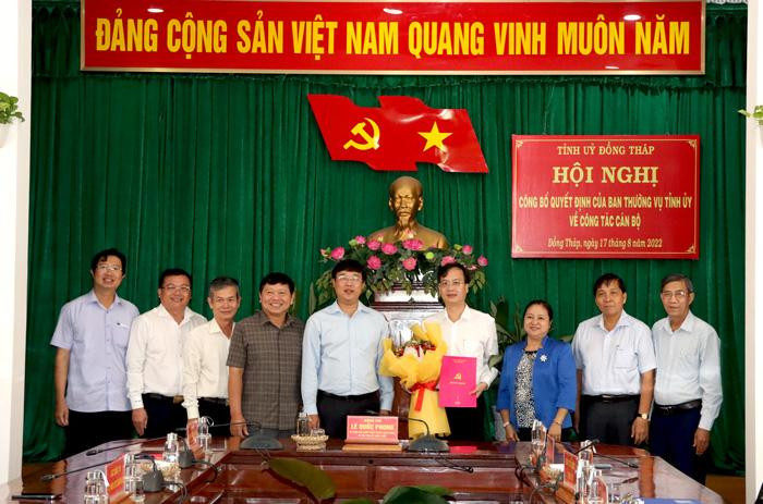 Ông Trần Trí Quang nhận quyết định điều động và chụp ảnh lưu niệm cùng Ban Thường vụ Tỉnh ủy Đồng Tháp. Ảnh: N.Ánh