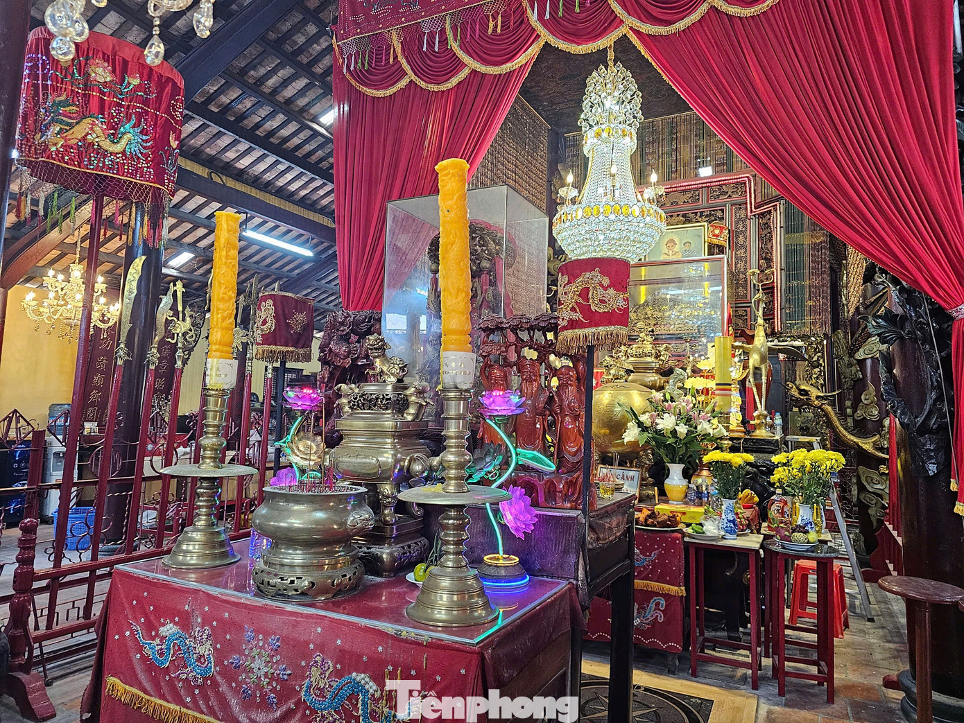 Giang chánh điện, bố trí nhiều bức hoành phi, liễn đối, bao lam chạm khắc tinh xảo, giá trị mỹ thuật, nghệ thuật thư pháp càng tôn lên dáng vẻ thâm nghiêm, như bức hoành phi “Quốc thái dân an”. Ảnh: Hòa Hội.