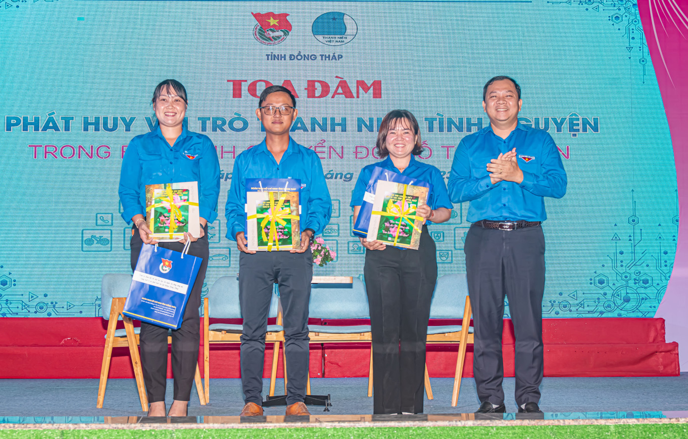 Bí thư Tỉnh Đoàn Đồng Tháp khen thưởng đoàn viên, thanh niên. Bí thư Tỉnh Đoàn Đồng Tháp khen thưởng đoàn viên, thanh niên.