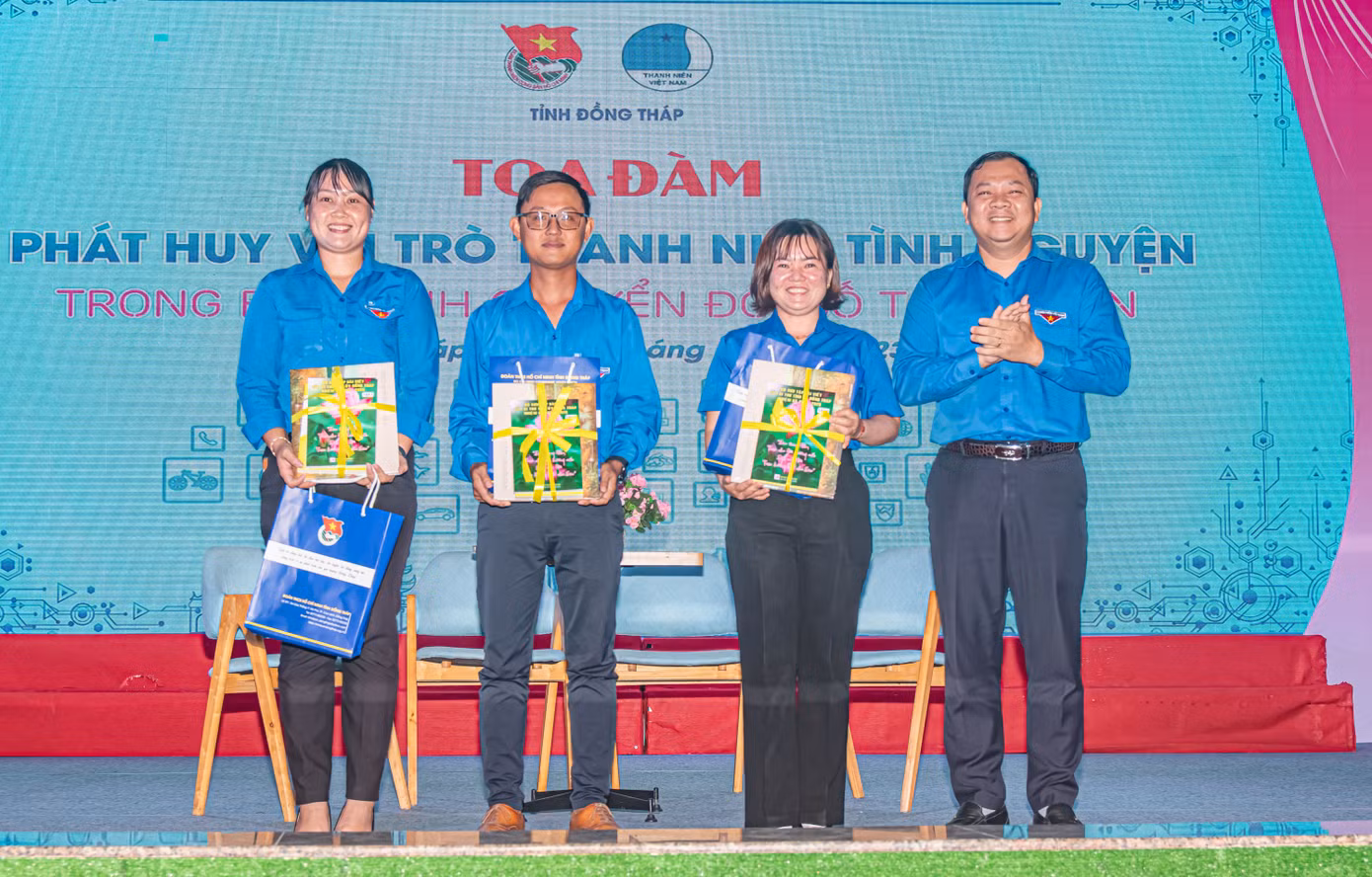 Bí thư Tỉnh Đoàn Đồng Tháp khen thưởng đoàn viên, thanh niên. Bí thư Tỉnh Đoàn Đồng Tháp khen thưởng đoàn viên, thanh niên.