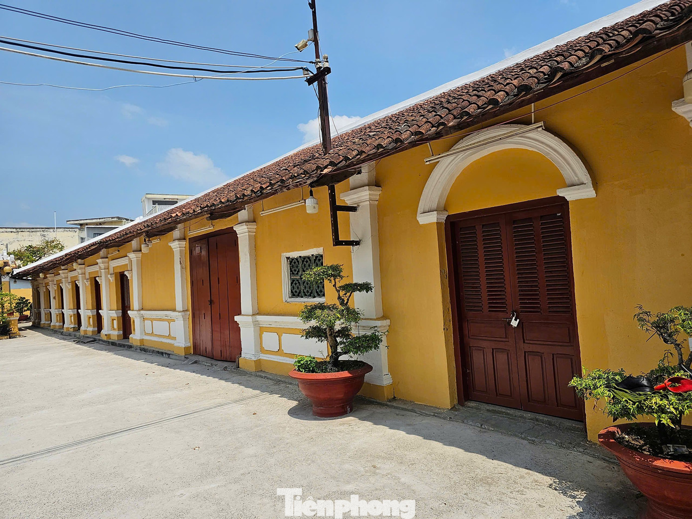 Bên cạnh đình có xây một dãy nhà, gọi là gian lục ấp để mỗi khi cúng đình, đại diện 6 ấp mang vật ra chuẩn bị dâng cúng thần. Ảnh: Hòa Hội.