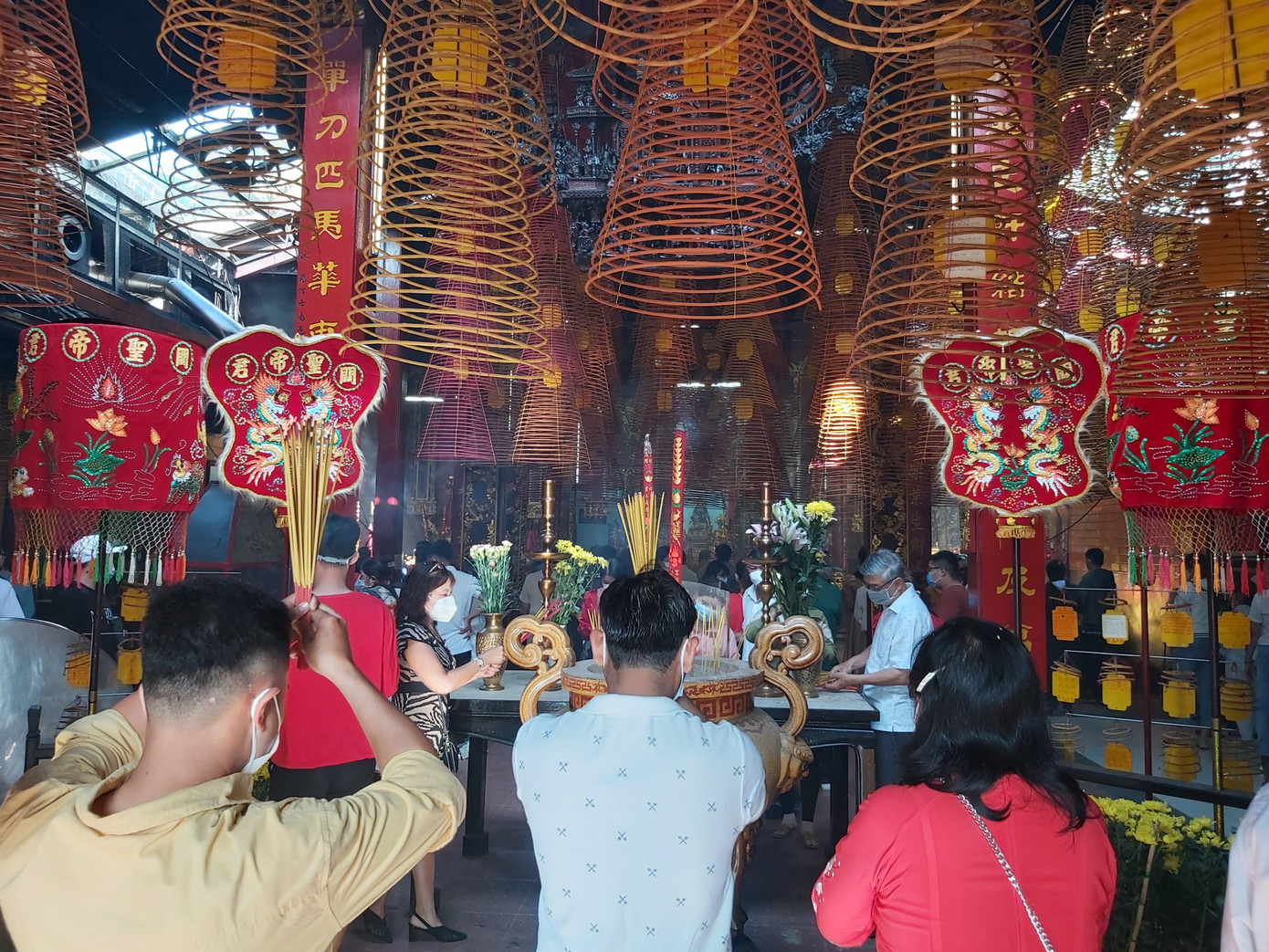 Người dân cầu bình an, sức khỏe ngày đầu năm mới tại chùa Ông. - Ảnh: Hòa Hội