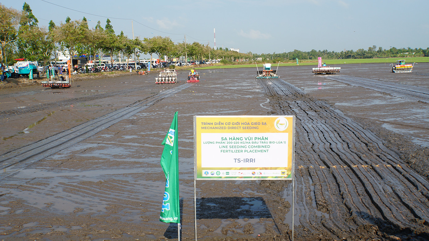 Trình diễn máy cơ giới sạ hàng vùi phân. Ảnh: Hòa Hội. Trình diễn máy cơ giới sạ hàng vùi phân. Ảnh: Hòa Hội.