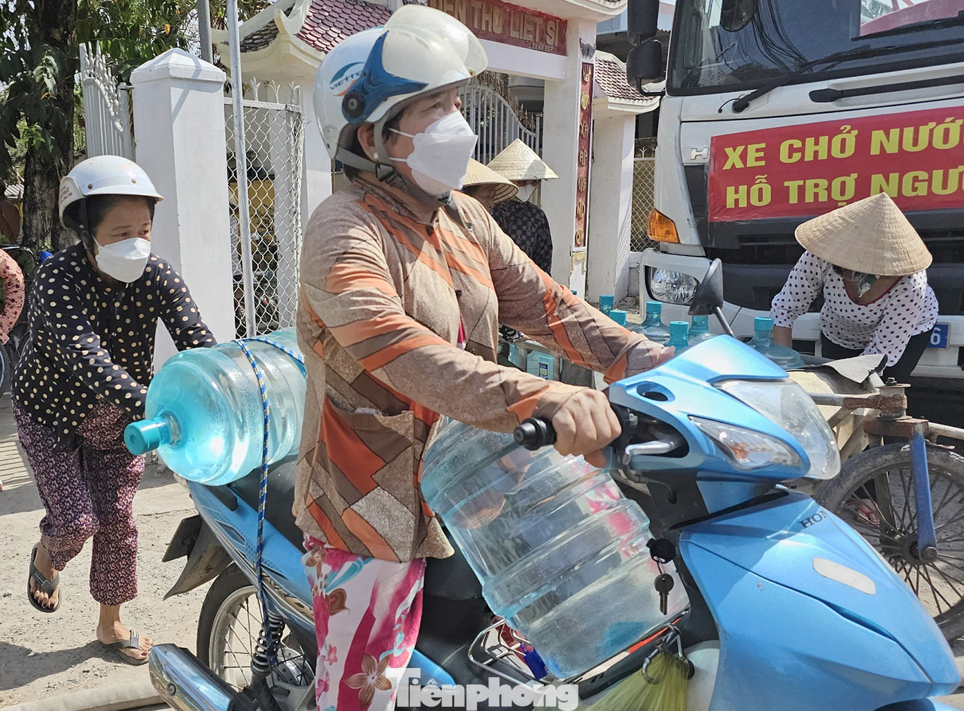 Ông Nguyễn Văn Út - Bí thư Đảng ủy xã An Hiệp cho biết, từ sau Tết Nguyên đán đến nay, xã An Hiệp chịu ảnh hưởng hạn hán, nước mặn xâm nhập sâu, làm ảnh hưởng đến đời sống của bà con nhân dân, đặc biệt thiếu nước sinh hoạt và chăn nuôi.