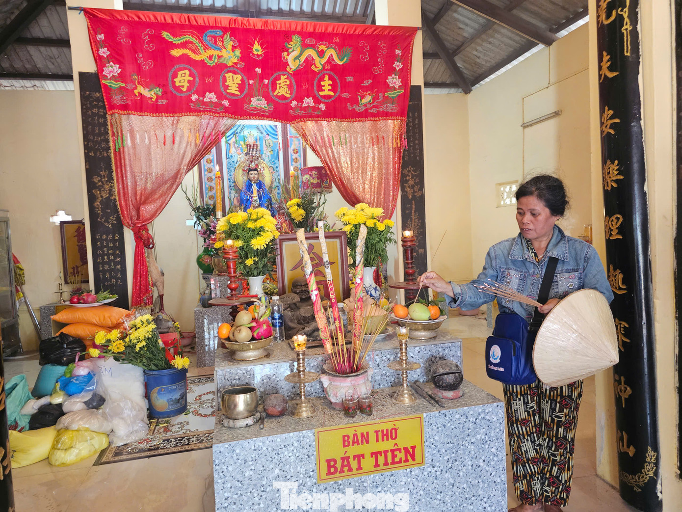 Lễ hội cầu an Miếu bà xóm Chài diễn ra trong 3 ngày, từ 9-11/2 (nhằm 12-14 tháng Giêng, Âm lịch), thu hút sự tham gia của hàng ngàn người dân và du khách. Trong ảnh, người bán vé số tranh thủ đến viếng bà chúa Xứ. Ảnh: Hòa Hội.