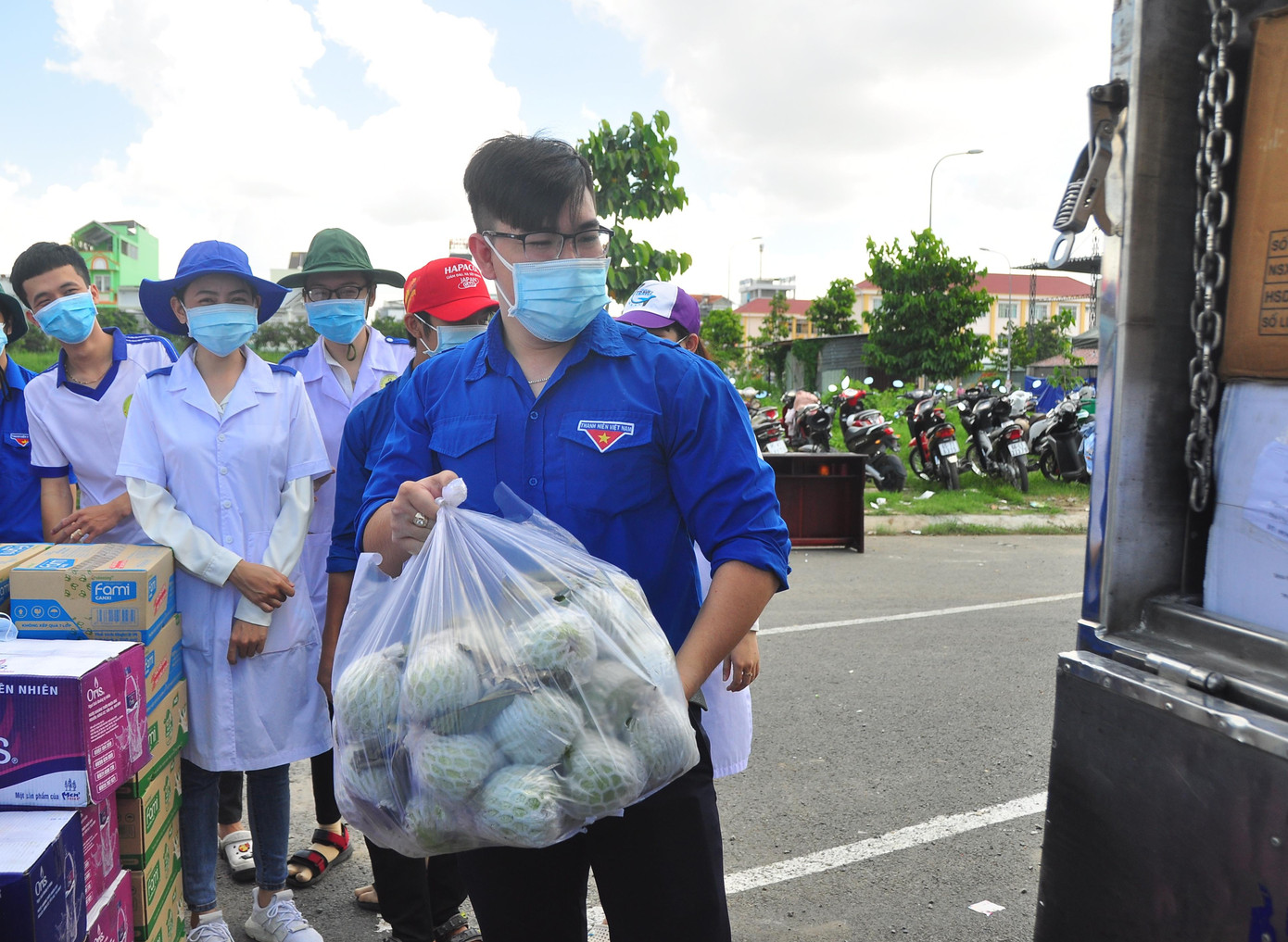 Trước những khó khăn ấy, được sự đồng lòng, ủng hộ nhiệt tình từ phía người dân, các công ty, doanh nghiệp hỗ trợ trao tặng vật tư y tế, nước uống.... thậm chí có người tặng trái mít hay nải chuối... Bí thư Thành đoàn Cần Thơ cho rằng, hoạt động của các bạn trẻ, tình nguyện viên được xã hội ghi nhận, đánh giá cao nên có sự đồng hành, ủng hộ. Không chỉ dừng lại ở đây, dự báo sắp tới tình hình dịch còn phức tạp, thành phố chuẩn bị nhiều phương án khác, về mặt lực lượng tình nguyện, tất cả luôn sẵn sàng để quyết tâm chống dịch.