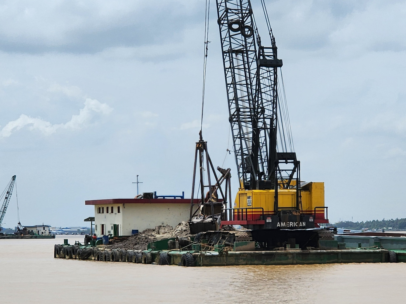 Mỏ cát do Công ty Cổ phần đầu tư Trung Hậu - Tổng 68 khai thác trên sông Tiền, đoạn xã Mỹ Hiệp và Bình Phước Xuân (Chợ Mới, An Giang) với tổng khối lượng được cấp phép trên 1,5 triệu m3, đang tạm dừng khai thác để điều tra. Ảnh: CTV. Ngày 25/8, Cơ quan CSĐT Bộ Công an cho biết, đã ra quyết định khởi tố bị can, lệnh bắt bị can để tạm giam và lệnh khám xét đối với ông Trần Anh Thư, Phó Chủ tịch UBND tỉnh An Giang về tội “Nhận hối lộ” quy định tại Điều 354 Bộ luật Hình sự. Ảnh: CTV. Trước đó, Cơ quan CSĐT Bộ Công an đã ra quyết định khởi tố vụ án xảy ra tại Công ty Cổ phần đầu tư Trung Hậu - Tổng 68 và các đơn vị có liên quan. Mở rộng điều tra, Cơ quan CSĐT Bộ Công an xác định: ông Trần Anh Thư với cương vị là Phó Chủ tịch UBND tỉnh An Giang đã chỉ đạo Nguyễn Việt Trí, Giám đốc Sở Tài nguyên và Môi trường hỗ trợ, tạo điều kiện giúp đỡ cho Công ty cổ phần Đầu tư Trung Hậu - Tổng 68 được cấp phép thăm dò, khai thác, nâng trữ lượng, công suất khai thác, bỏ qua những sai phạm trong quá trình khai thác tại mỏ cát Mỹ Hiệp và Bình Phước Xuân (Chợ Mới). Ảnh: CTV. Cá nhân ông Trần Anh Thư được nhận tiền và lợi ích vật chất từ Lê Quang Bình, Chủ tịch Hội đồng quản trị, Tổng Giám đốc Công ty cổ phần Đầu tư Trung Hậu - Tổng 68 với tổng giá trị bước đầu xác định là 1,2 tỷ đồng. Ảnh: CTV.