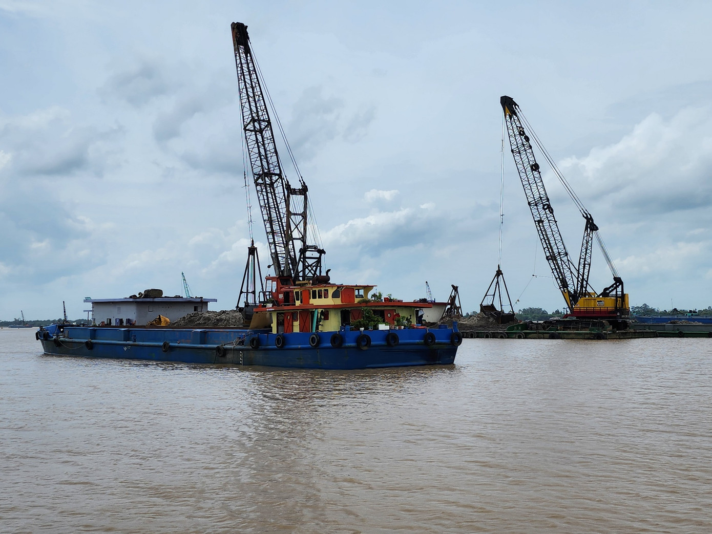 Ngày 25/8, Cơ quan CSĐT Bộ Công an cho biết, đã ra quyết định khởi tố bị can, lệnh bắt bị can để tạm giam và lệnh khám xét đối với ông Trần Anh Thư, Phó Chủ tịch UBND tỉnh An Giang về tội “Nhận hối lộ” quy định tại Điều 354 Bộ luật Hình sự. Ảnh: CTV. Trước đó, Cơ quan CSĐT Bộ Công an đã ra quyết định khởi tố vụ án xảy ra tại Công ty Cổ phần đầu tư Trung Hậu - Tổng 68 và các đơn vị có liên quan. Mở rộng điều tra, Cơ quan CSĐT Bộ Công an xác định: ông Trần Anh Thư với cương vị là Phó Chủ tịch UBND tỉnh An Giang đã chỉ đạo Nguyễn Việt Trí, Giám đốc Sở Tài nguyên và Môi trường hỗ trợ, tạo điều kiện giúp đỡ cho Công ty cổ phần Đầu tư Trung Hậu - Tổng 68 được cấp phép thăm dò, khai thác, nâng trữ lượng, công suất khai thác, bỏ qua những sai phạm trong quá trình khai thác tại mỏ cát Mỹ Hiệp và Bình Phước Xuân (Chợ Mới). Ảnh: CTV. Cá nhân ông Trần Anh Thư được nhận tiền và lợi ích vật chất từ Lê Quang Bình, Chủ tịch Hội đồng quản trị, Tổng Giám đốc Công ty cổ phần Đầu tư Trung Hậu - Tổng 68 với tổng giá trị bước đầu xác định là 1,2 tỷ đồng. Ảnh: CTV.