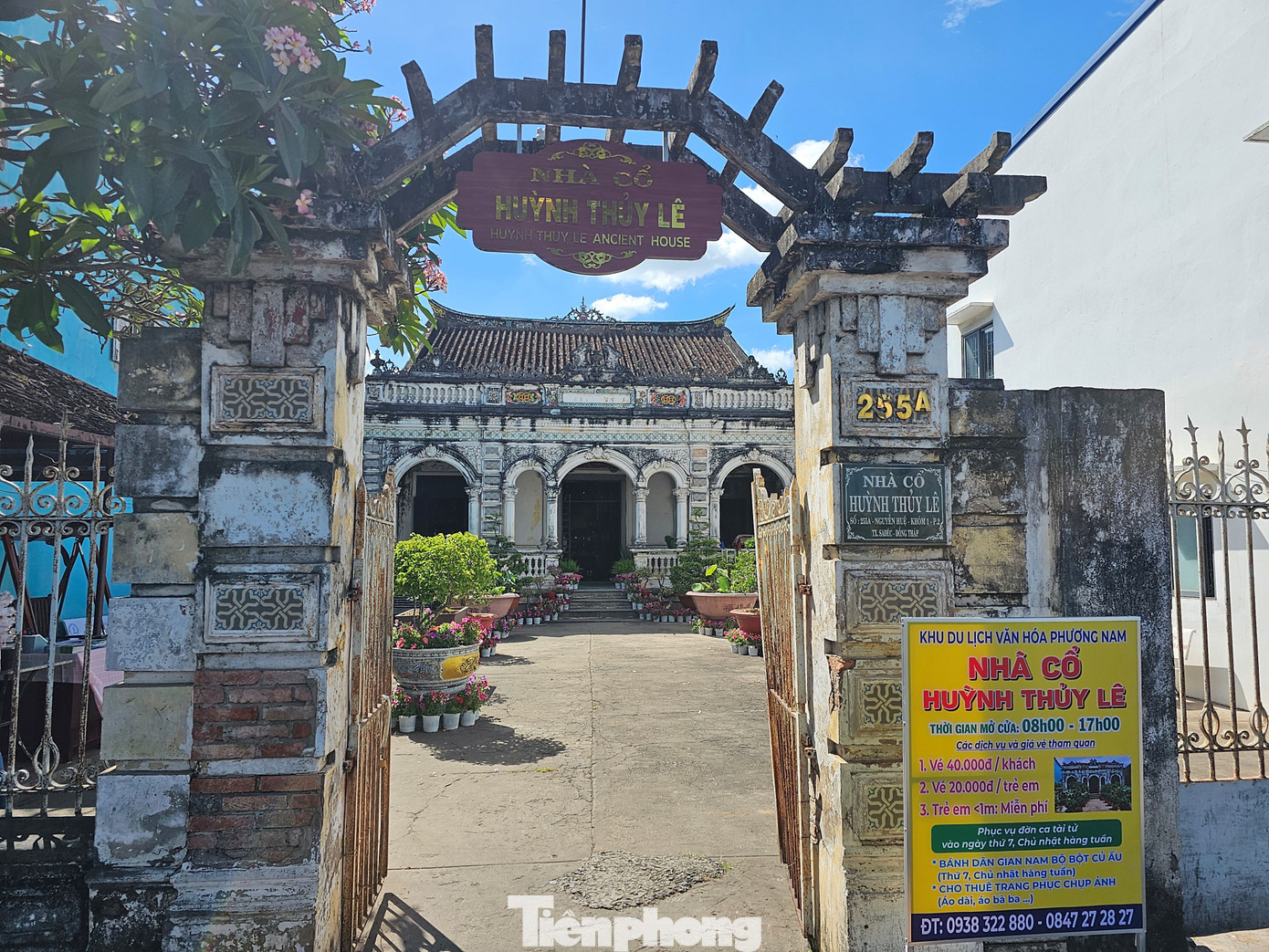 Nhà cổ Huỳnh Thủy Lê nằm ở vị trí đắc địa ngay chợ Sa Đéc, cặp sông Sa Giang.... Đây là một trong những điểm đến thu hút đông đảo du khách, đặc biệt là khách đến từ các nước châu Âu mỗi khi ghé thăm tỉnh Đồng Tháp. Ảnh: Hòa Hội.
