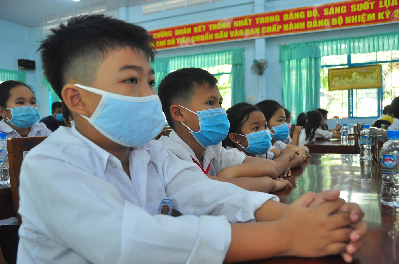 Chị Trang tặng quà cho các em học sinh