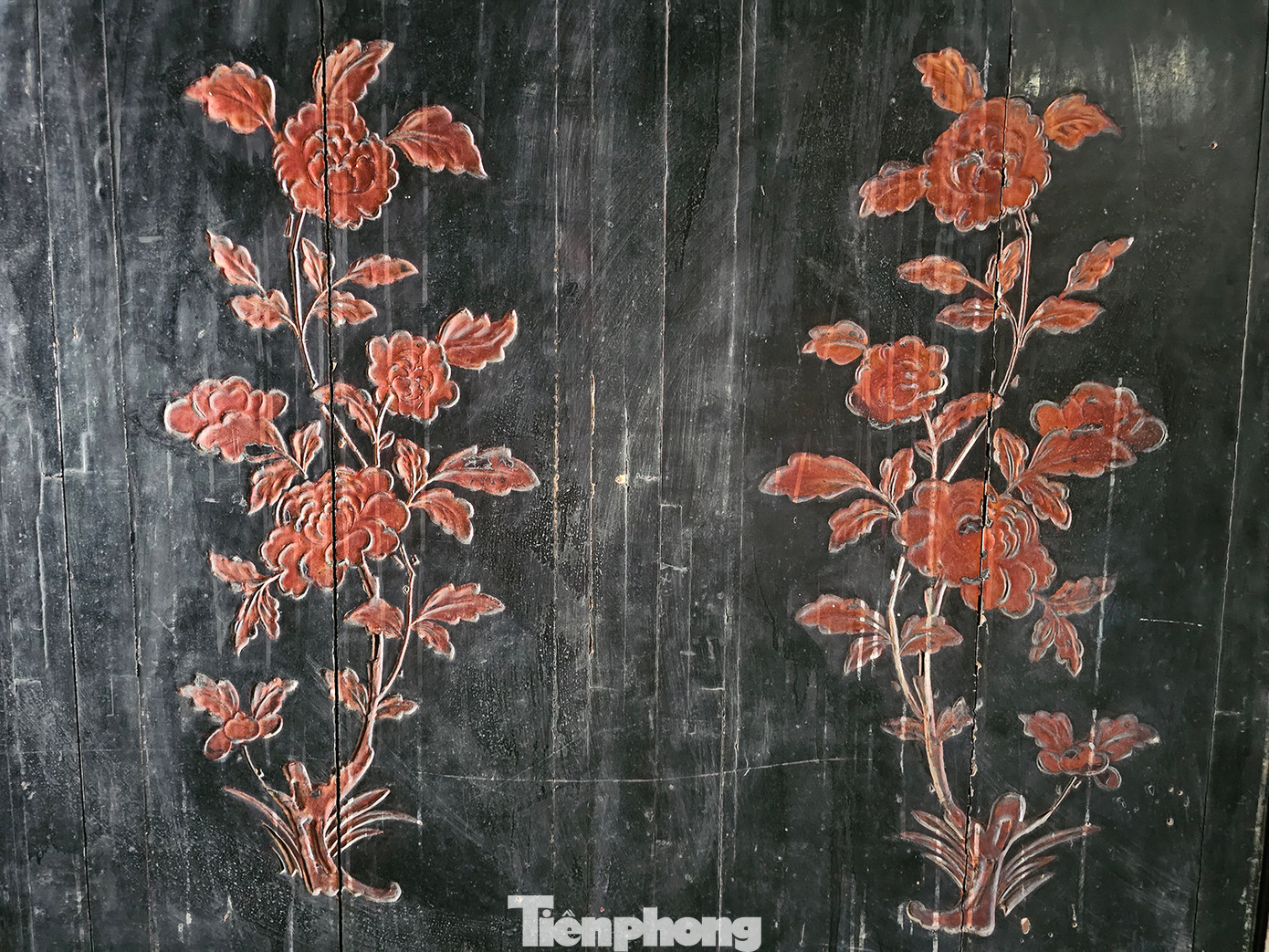 Hoa văn khắc trên gỗ còn lưu giữ đến ngày nay. Ảnh: Hòa Hội.