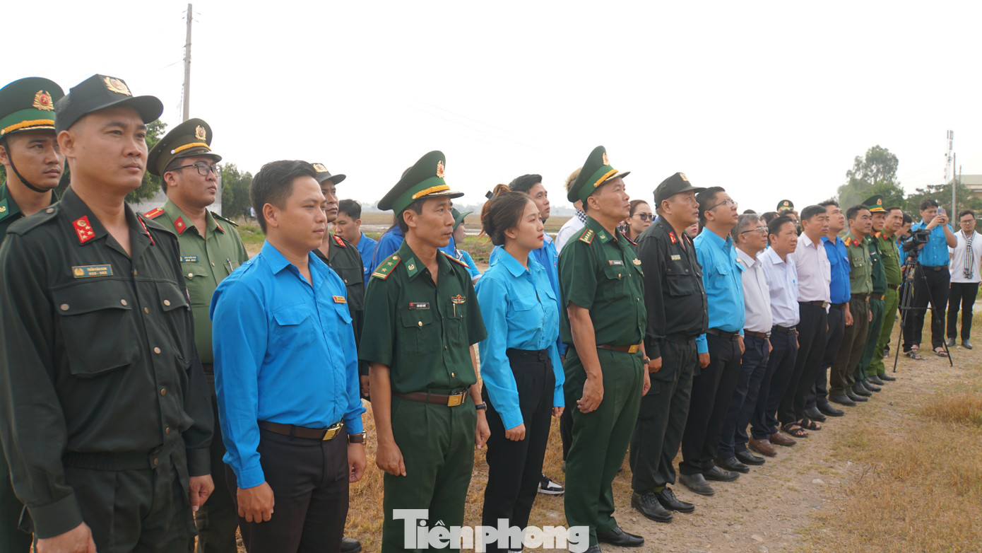 Đại biểu thực hiện nghi thức chào cờ tại cột mốc 265. Cột mốc do đồn biên phòng Vĩnh Nguơn quản lý. Ảnh: Hòa Hội