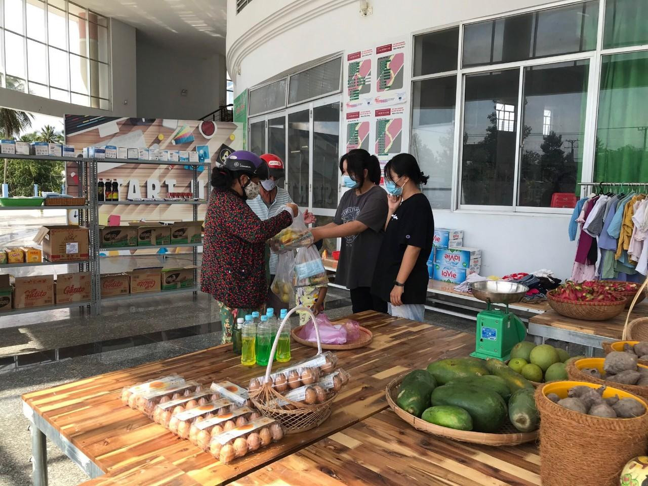 Tại Bến Tre, những ngày qua &quot;Siêu thị 0 đồng&apos; đặt tại Trung tâm hoạt động thanh thiếu nhi tỉnh cũng rộn ràng hỗ trợ bà con gặp khó khăn. - Ảnh: TĐ BT