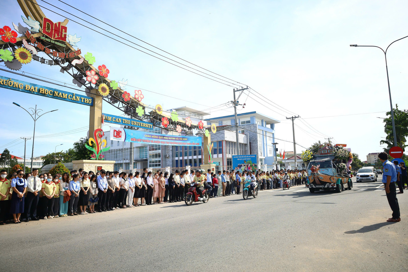 Hàng nghìn cán bộ, sinh viên, người dân Cần Thơ chào tiễn biệt GS. Võ Tòng Xuân. Hàng nghìn cán bộ, sinh viên, người dân Cần Thơ chào tiễn biệt GS. Võ Tòng Xuân.