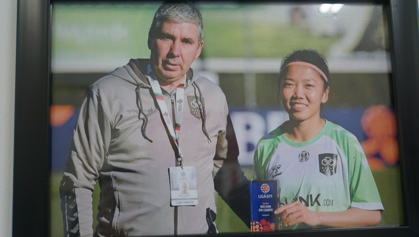 Huỳnh Như cùng huấn luyện viên trưởng tại câu lạc bộ Lank FC – Bồ Đào Nha