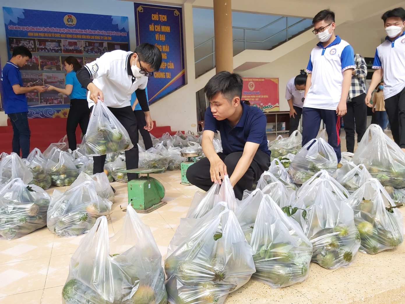 Anh Phương Tấn Đạt, trưởng nhóm cho biết, trước tình trạng giá cam xuống thấp, nông dân đang thua lỗ nên tổ chức mua, giúp họ giảm bớt khó khăn phần nào. Theo anh Đạt, từ nay đến ngày 19/2, dự kiến sẽ tổ chức bán 3 đợt với khoảng 10 tấn giúp nông dân.