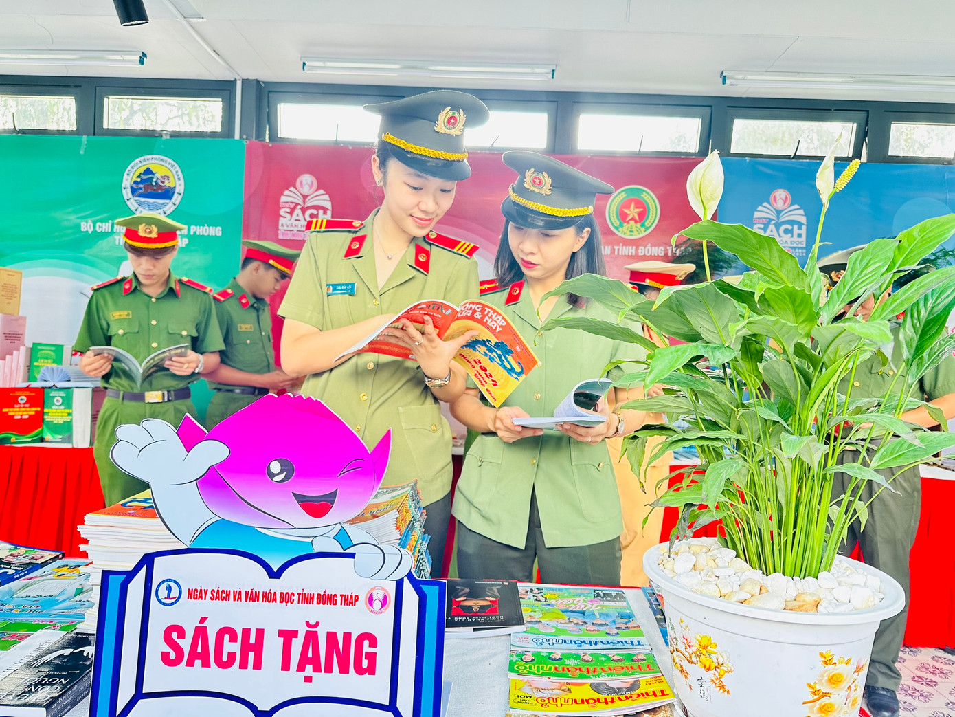 Chiến sĩ công an đọc sách tại Ngày Sách và Văn hóa đọc tỉnh Đồng Tháp.