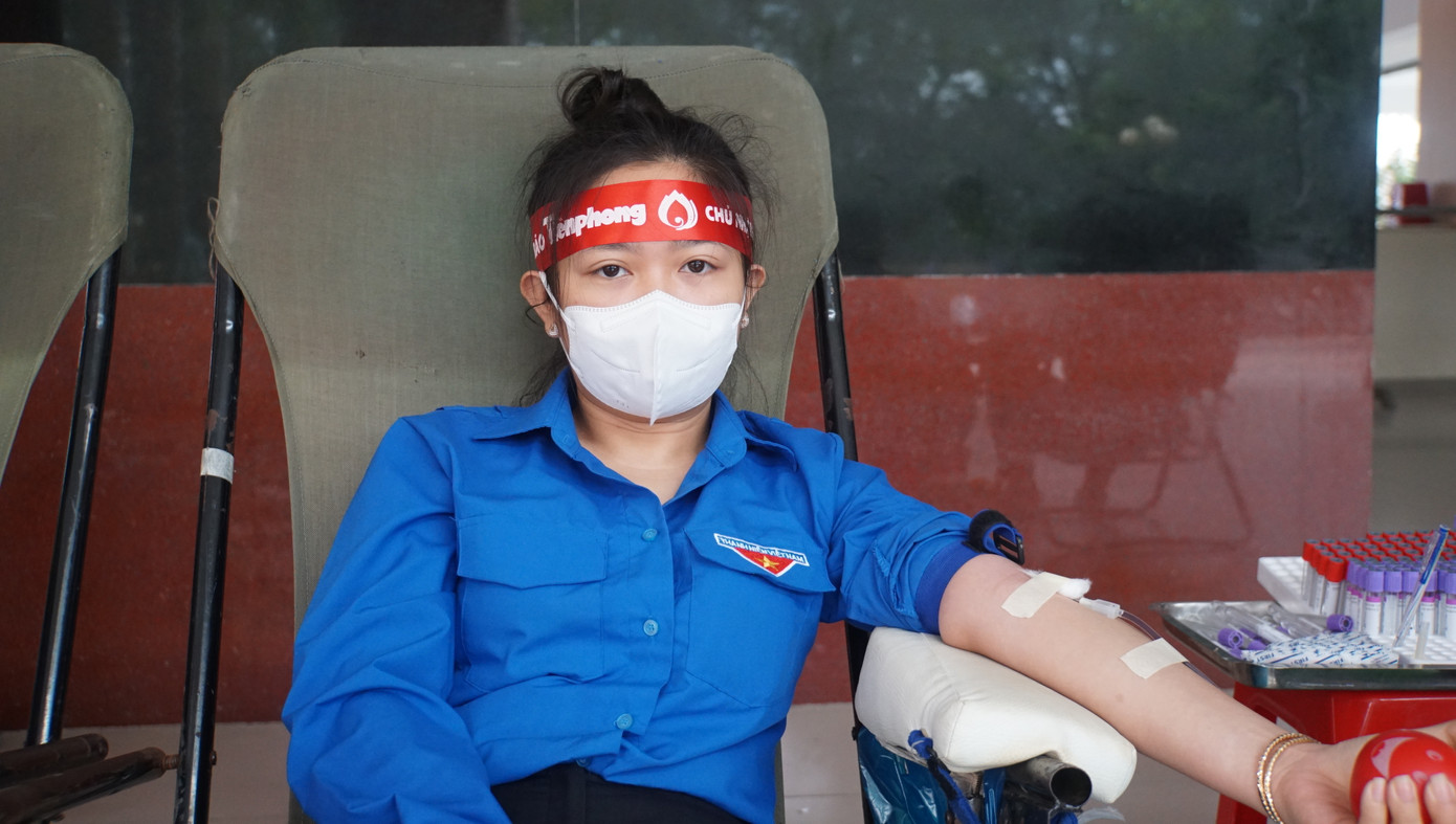 Bạn Nguyễn Nam Khánh, sinh viên năm 2 ngành Thú y cũng háo hức tham gia. Khánh bộc bạch: “Cận Tết nhu cầu trữ máu phục vụ người bệnh cao nên khi trường phát động hiến máu là em tham gia ngay. Hy vọng giọt máu của mình có thể giúp đỡ người bệnh”.