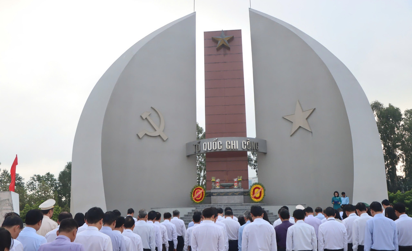 Trong những năm qua, chính quyền và nhân dân tỉnh Đồng Tháp luôn quan tâm thực hiện tốt công tác đền ơn, đáp nghĩa, chăm lo đời sống vật chất, tinh thần cho các thương bệnh binh, gia đình liệt sĩ, gia đình chính sách và người có công với cách mạng trên địa bàn. Trong những năm qua, chính quyền và nhân dân tỉnh Đồng Tháp luôn quan tâm thực hiện tốt công tác đền ơn, đáp nghĩa, chăm lo đời sống vật chất, tinh thần cho các thương bệnh binh, gia đình liệt sĩ, gia đình chính sách và người có công với cách mạng trên địa bàn.