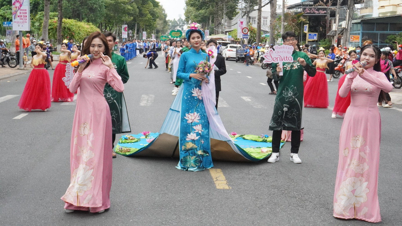 Ca sĩ khuấy động lễ hội.