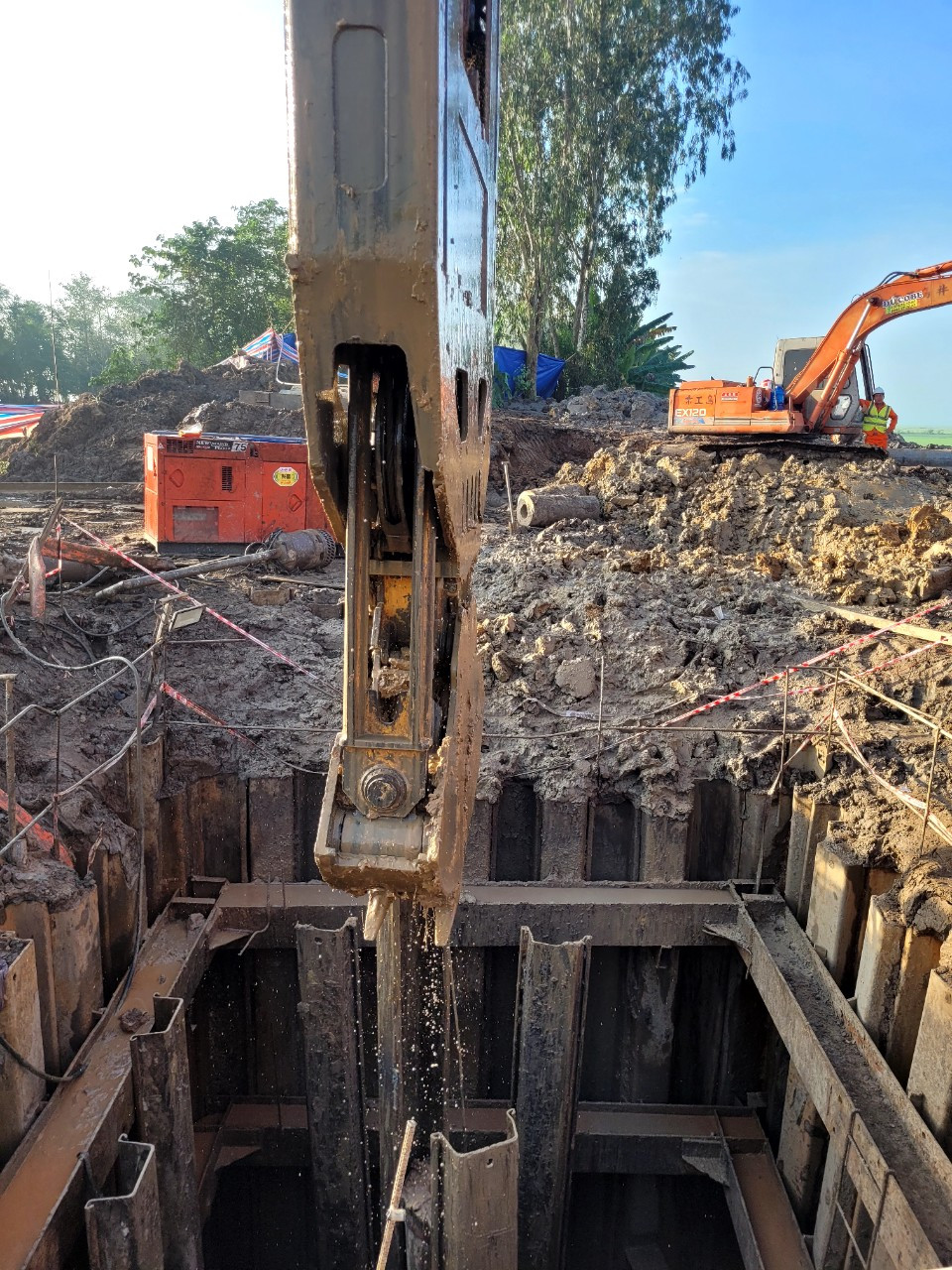 Công tác cứu hộ tại công trình cầu kênh Rọc Sen vẫn đang tập trung, liên tục. Công tác cứu hộ tại công trình cầu kênh Rọc Sen vẫn đang tập trung, liên tục.