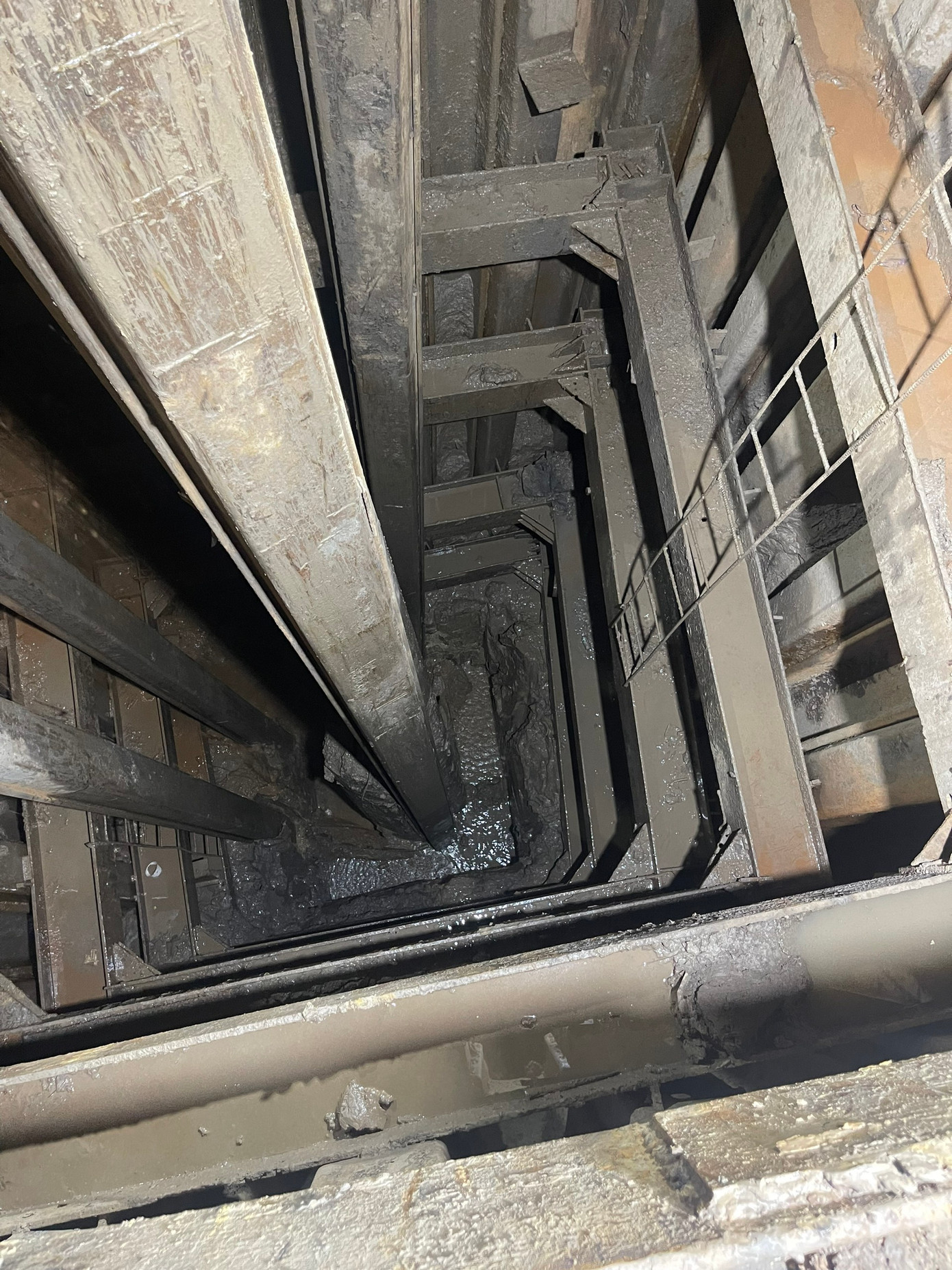 Lực lượng cứu nạn, cứu hộ đang nỗ lực đưa thi thể cháu bé từ độ sâu 35m lên mặt đất.