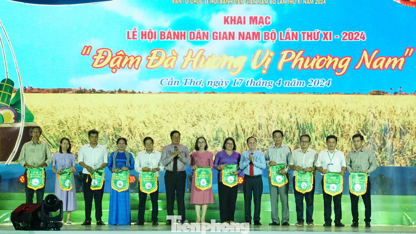 Lễ hội Bánh dân gian Nam Bộ là dịp quảng bá hình ảnh du lịch TP. Cần Thơ đến du khách trong nước và quốc tế, thúc đẩy du lịch địa phương và cả vùng ĐBSCL ngày càng phát triển theo hướng bền vững. Ảnh: Hòa Hội.