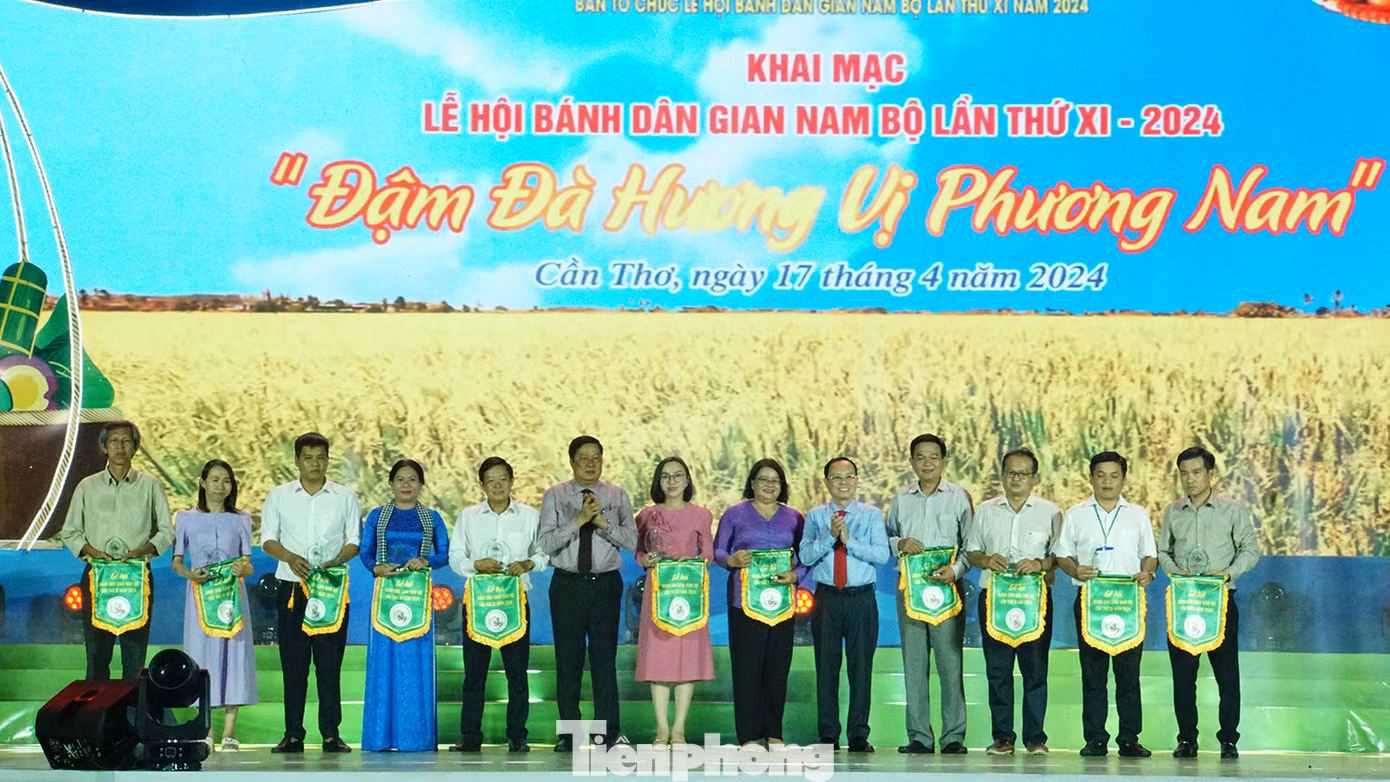 Lễ hội Bánh dân gian Nam Bộ là dịp quảng bá hình ảnh du lịch TP. Cần Thơ đến du khách trong nước và quốc tế, thúc đẩy du lịch địa phương và cả vùng ĐBSCL ngày càng phát triển theo hướng bền vững. Ảnh: Hòa Hội.