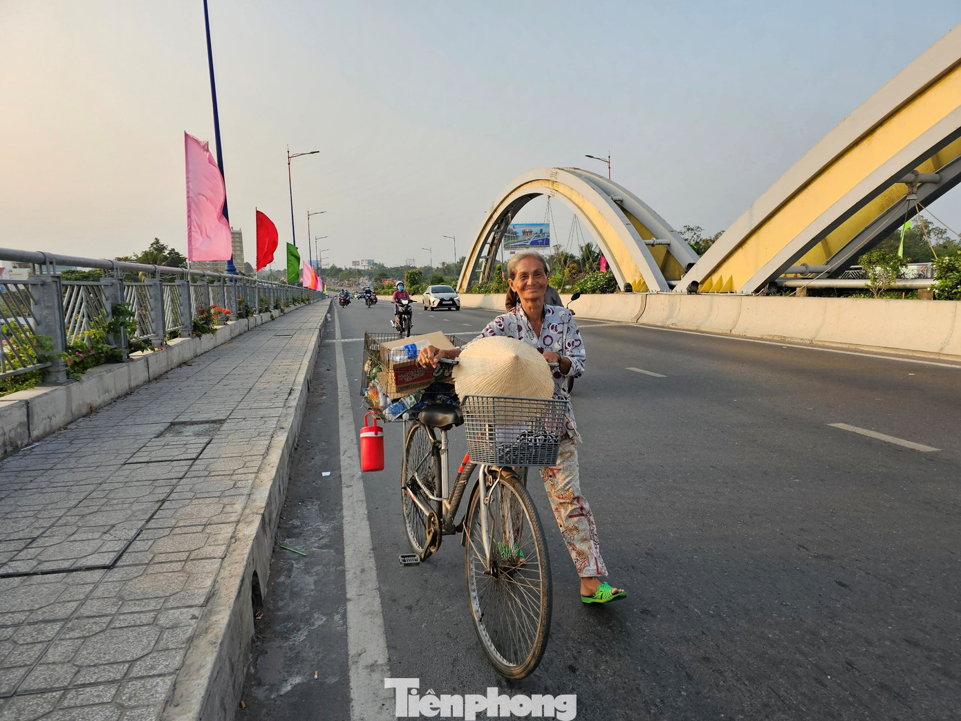 Tết với người kiếm ăn từng bữa vẫn không nghỉ dù mới sáng sớm mùng 1 Tết. Ảnh: Hòa Hội